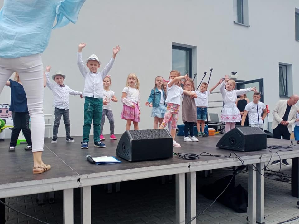 Występ dzieci ze szkoły podstawowej w&nbsp;Budziszewicach