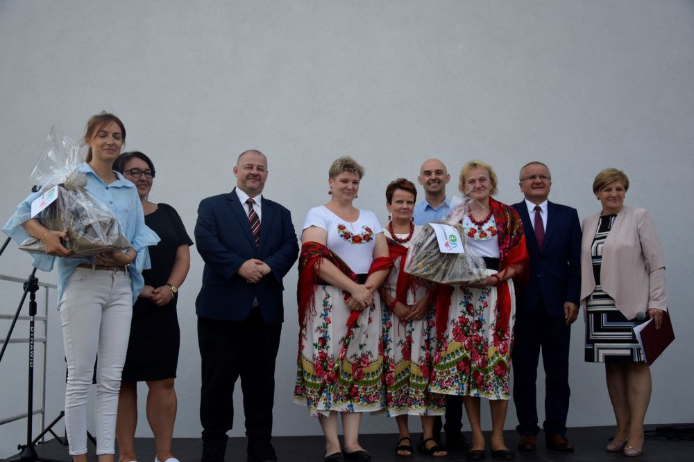 Koło Gospodyń Wiejskich otrzymuje nagrodę za udział w&nbsp;Powiatowej Wystawie Produkt&oacute;w Lokalnych "Najlepsze, bo&nbsp;nasze"