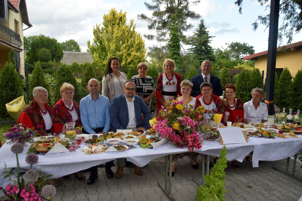 Koło Gospodyń Wiejskich z&nbsp;gośćmi Powiatowej Wystawy Produkt&oacute;w Lokalnych "Najlepsze, bo&nbsp;nasze"