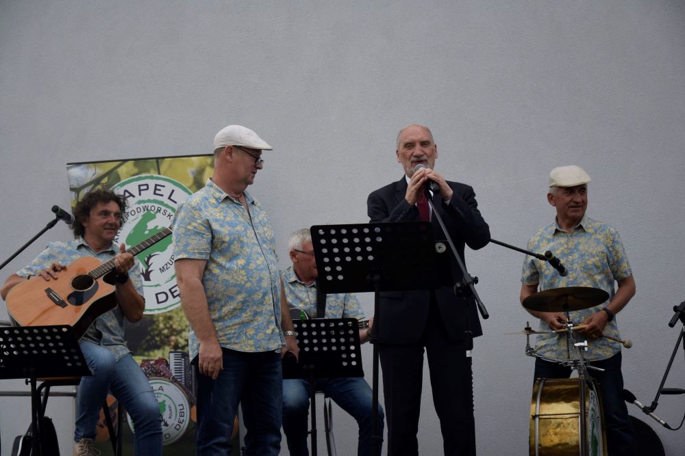 Marszalek Senior Antoni Macierewicz przemawia na&nbsp;scenie