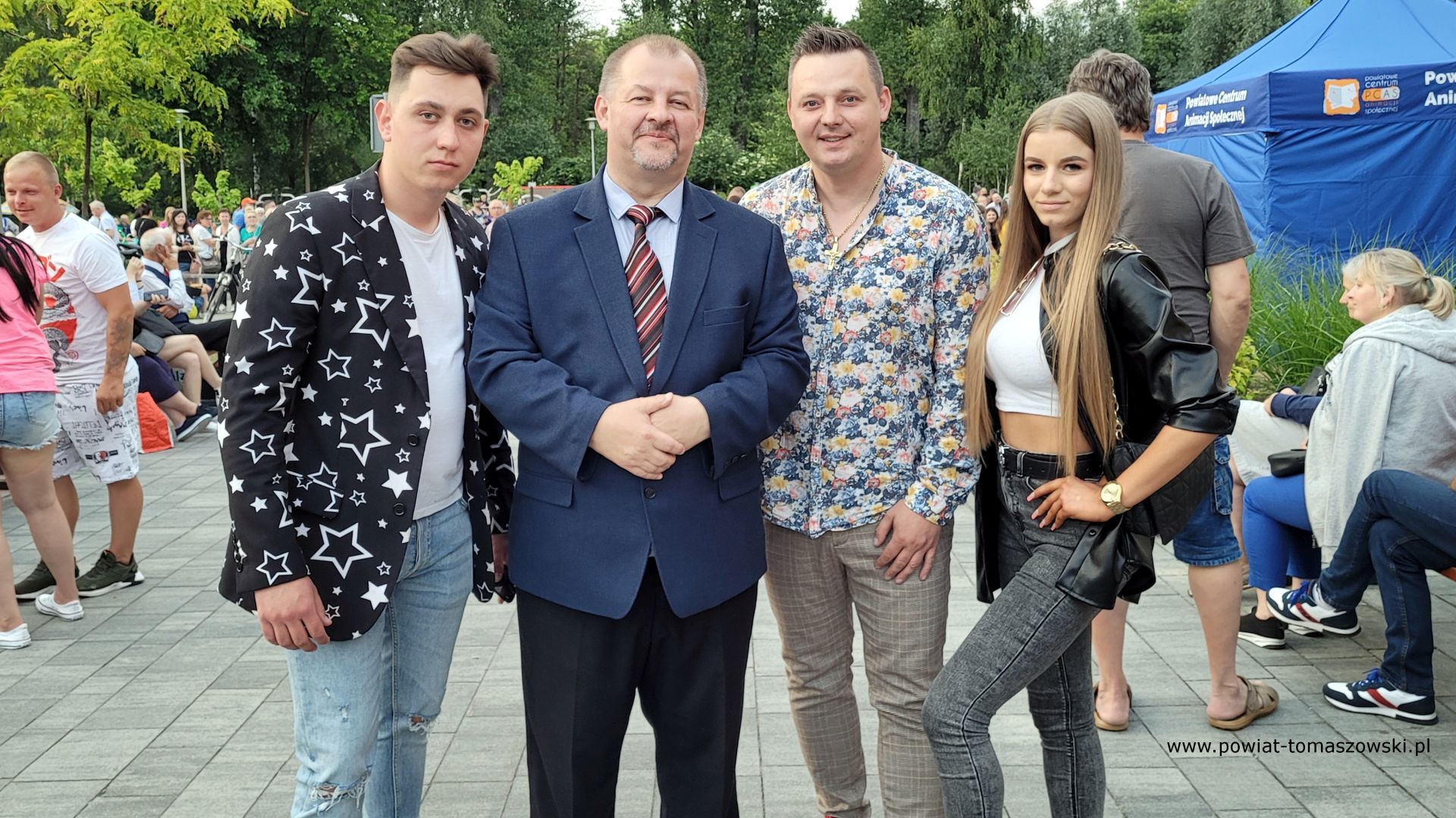Na zdjęciu: od lewej: Mateusz z&nbsp;zespołu MR SEBII, Mariusz Węgrzynowski &ndash; Starosta Powiatu Tomaszowskiego, Sebastian i&nbsp;Kamila z&nbsp;zespołu MR SEBII, podczas IV Biesiady Świętojańskiej, kt&oacute;ra odbyła się w&nbsp;sobotę, 17 czerwca 2023 roku, w&nbsp;Powiatowym Centrum Animacji Społecznej w&nbsp;Tomaszowie Mazowieckim