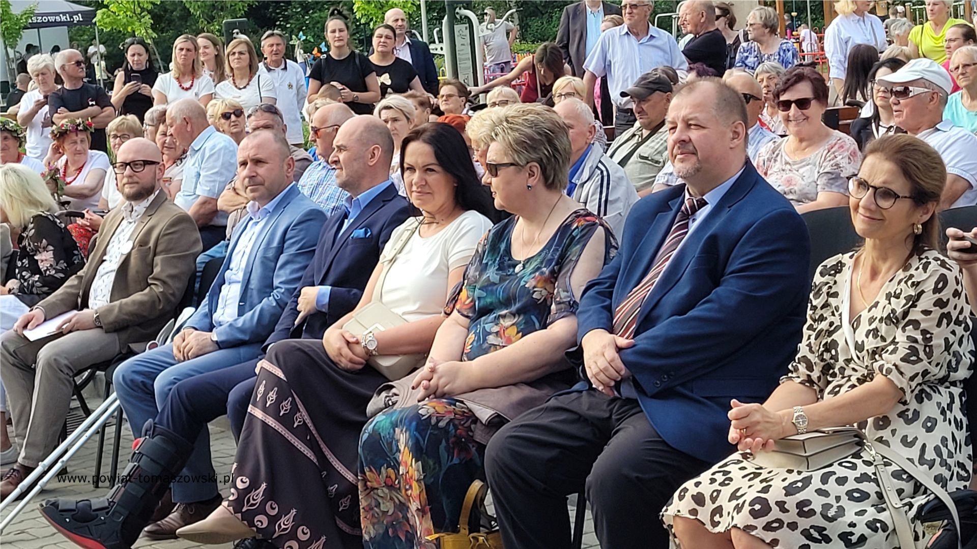 Na zdjęciu: uczestnicy IV Biesiady Świętojańskiej, kt&oacute;ra odbyła się w&nbsp;sobotę, 17 czerwca 2023 roku, w&nbsp;Powiatowym Centrum Animacji Społecznej w&nbsp;Tomaszowie Mazowieckim