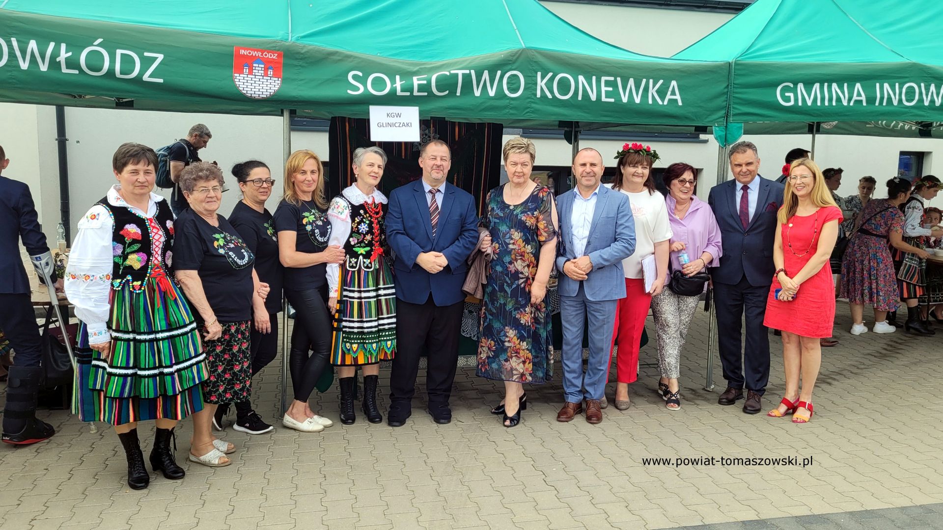 Na zdjęciu: uczestnicy IV Biesiady Świętojańskiej, kt&oacute;ra odbyła się w&nbsp;sobotę, 17 czerwca 2023 roku, w&nbsp;Powiatowym Centrum Animacji Społecznej w&nbsp;Tomaszowie Mazowieckim