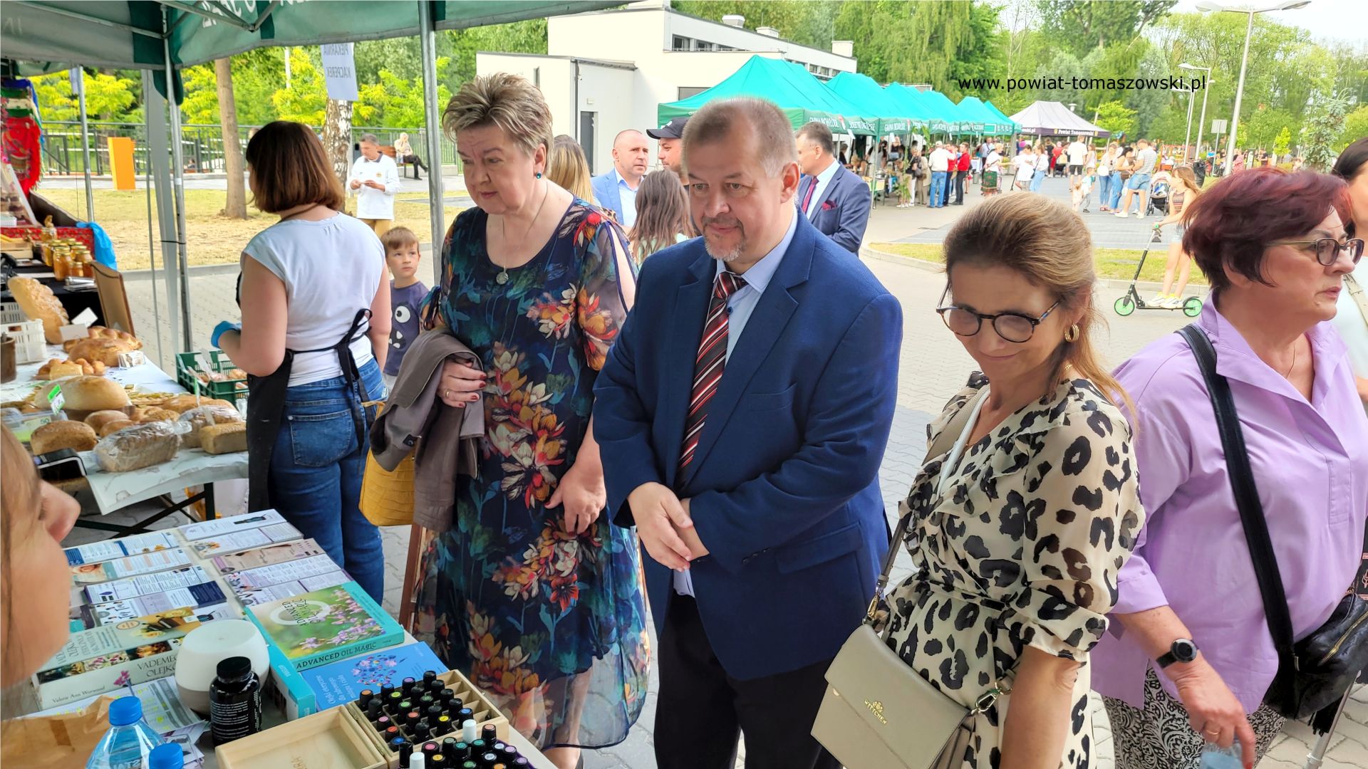 Na zdjęciu: uczestnicy IV Biesiady Świętojańskiej, kt&oacute;ra odbyła się w&nbsp;sobotę, 17 czerwca 2023 roku, w&nbsp;Powiatowym Centrum Animacji Społecznej w&nbsp;Tomaszowie Mazowieckim