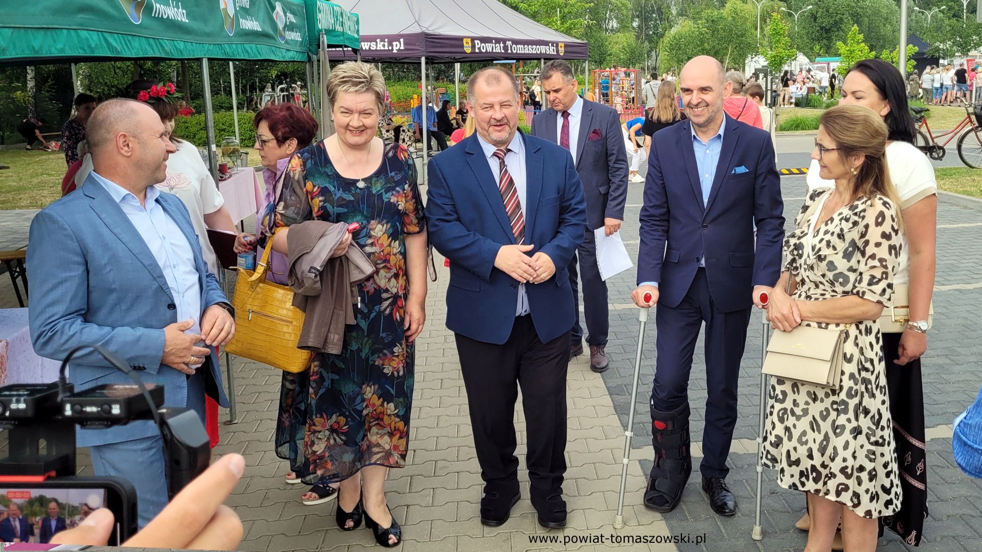 Na zdjęciu: uczestnicy IV Biesiady Świętojańskiej, kt&oacute;ra odbyła się w&nbsp;sobotę, 17 czerwca 2023 roku, w&nbsp;Powiatowym Centrum Animacji Społecznej w&nbsp;Tomaszowie Mazowieckim