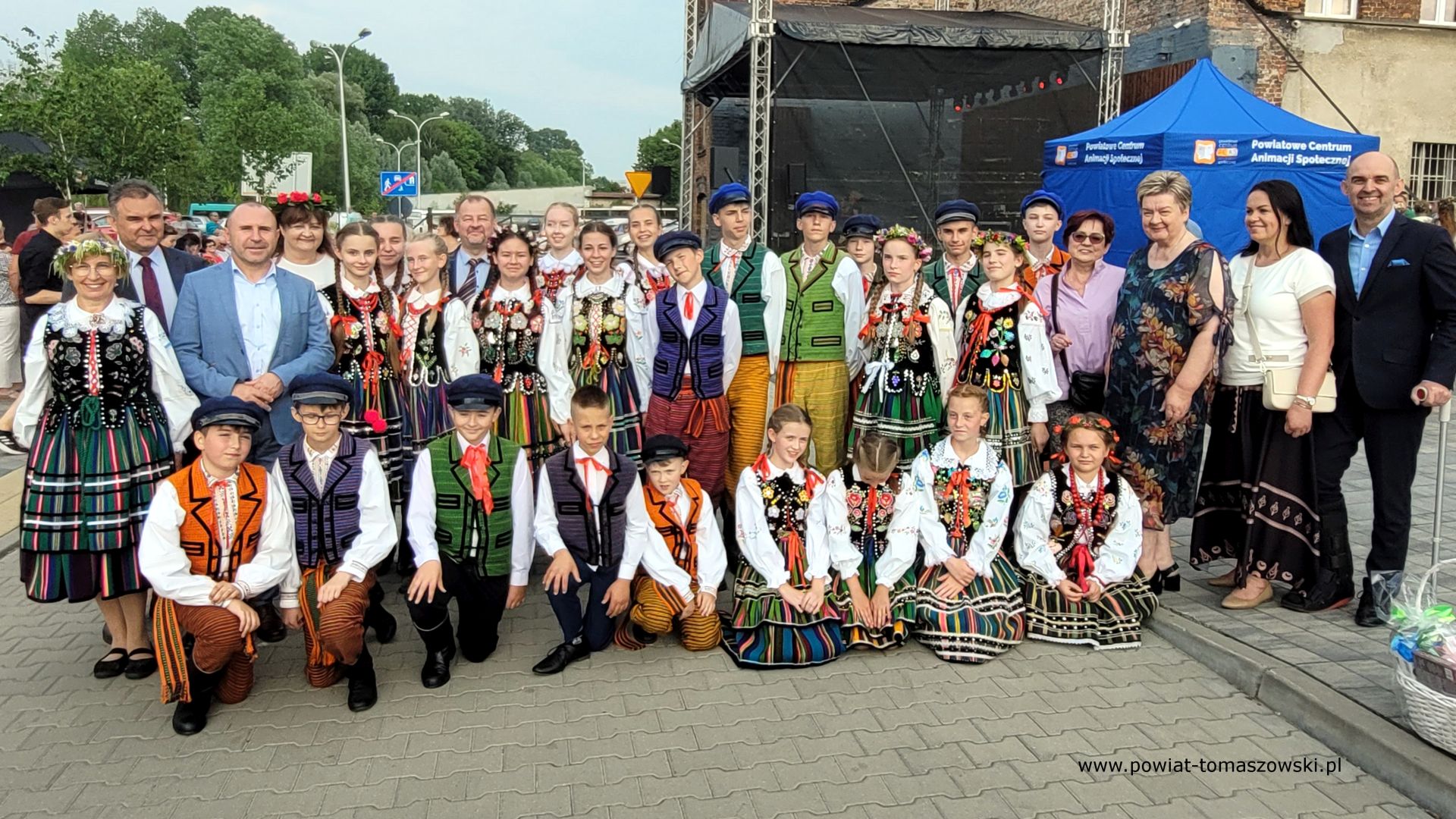 Na zdjęciu: uczestnicy IV Biesiady Świętojańskiej, kt&oacute;ra odbyła się w&nbsp;sobotę, 17 czerwca 2023 roku, w&nbsp;Powiatowym Centrum Animacji Społecznej w&nbsp;Tomaszowie Mazowieckim