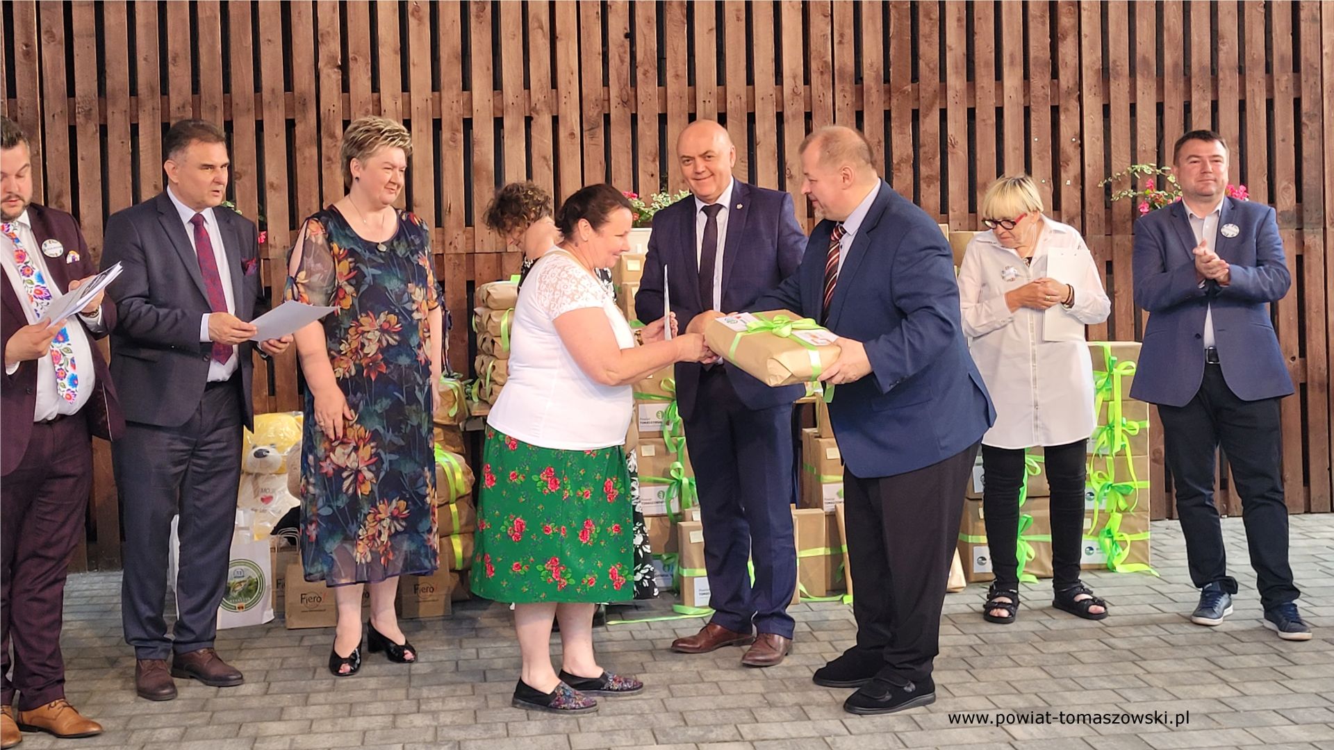 Na zdjęciu: uczestnicy IV Biesiady Świętojańskiej, kt&oacute;ra odbyła się w&nbsp;sobotę, 17 czerwca 2023 roku, w&nbsp;Powiatowym Centrum Animacji Społecznej w&nbsp;Tomaszowie Mazowieckim