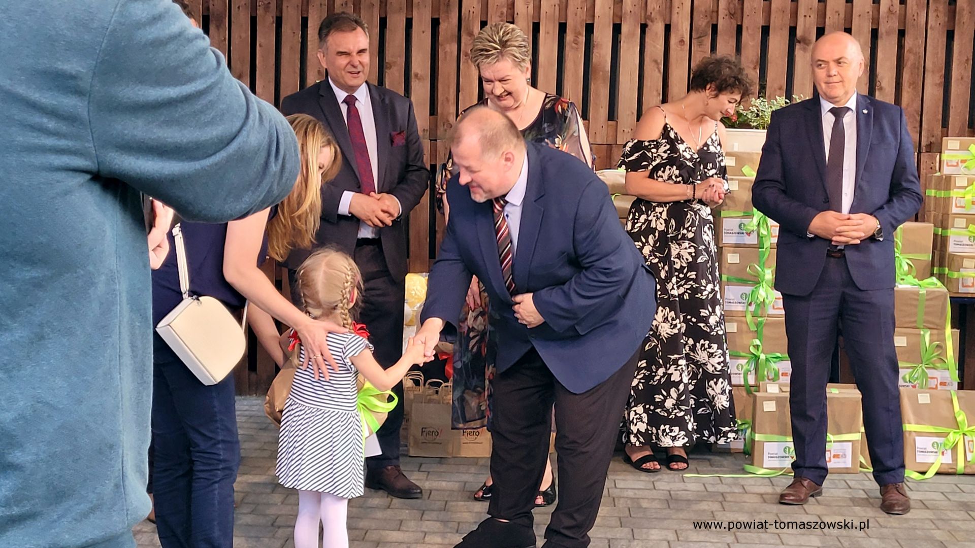 Na zdjęciu: uczestnicy IV Biesiady Świętojańskiej, kt&oacute;ra odbyła się w&nbsp;sobotę, 17 czerwca 2023 roku, w&nbsp;Powiatowym Centrum Animacji Społecznej w&nbsp;Tomaszowie Mazowieckim