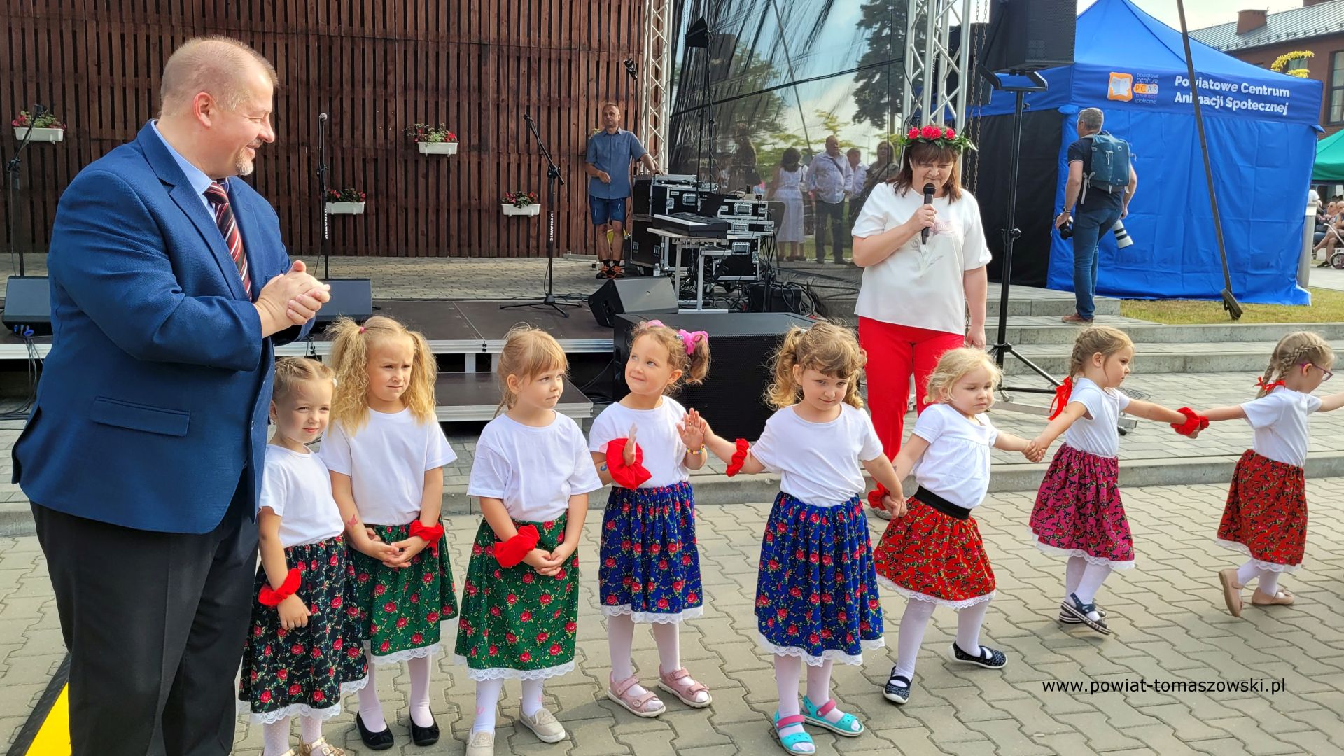 Na zdjęciu: uczestnicy IV Biesiady Świętojańskiej, kt&oacute;ra odbyła się w&nbsp;sobotę, 17 czerwca 2023 roku, w&nbsp;Powiatowym Centrum Animacji Społecznej w&nbsp;Tomaszowie Mazowieckim
