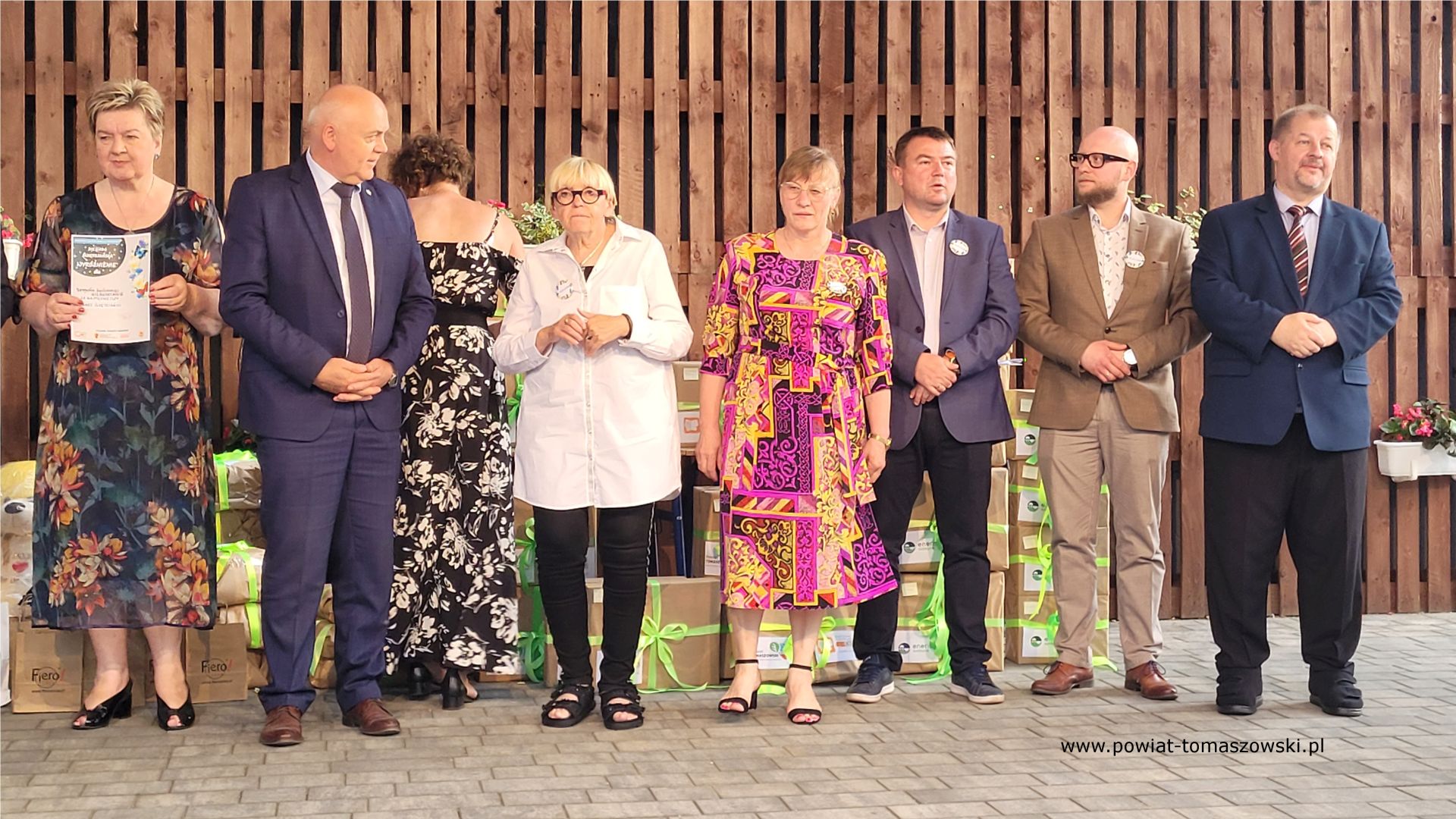 Na zdjęciu: uczestnicy IV Biesiady Świętojańskiej, kt&oacute;ra odbyła się w&nbsp;sobotę, 17 czerwca 2023 roku, w&nbsp;Powiatowym Centrum Animacji Społecznej w&nbsp;Tomaszowie Mazowieckim