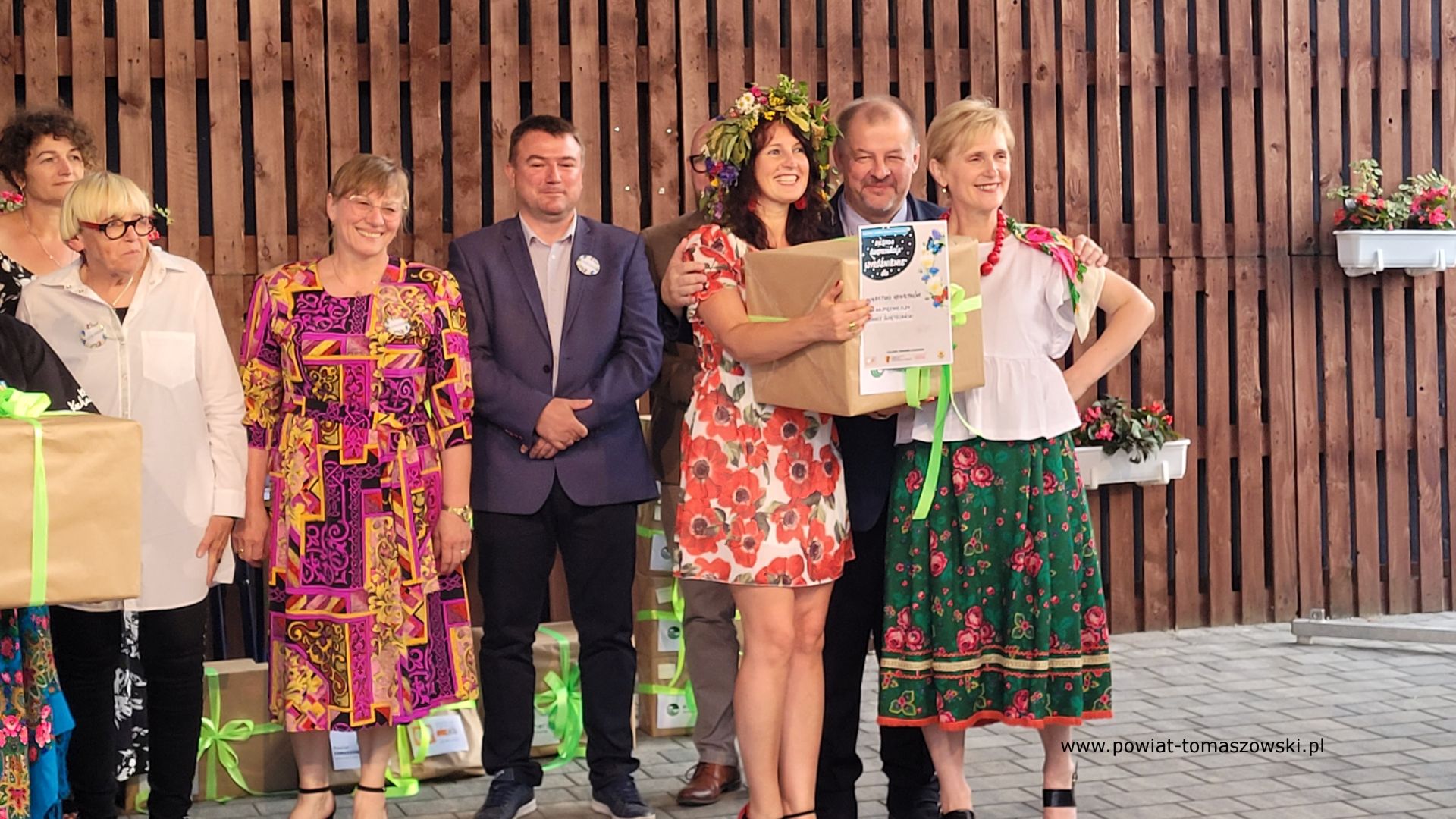 Na zdjęciu: uczestnicy IV Biesiady Świętojańskiej, kt&oacute;ra odbyła się w&nbsp;sobotę, 17 czerwca 2023 roku, w&nbsp;Powiatowym Centrum Animacji Społecznej w&nbsp;Tomaszowie Mazowieckim