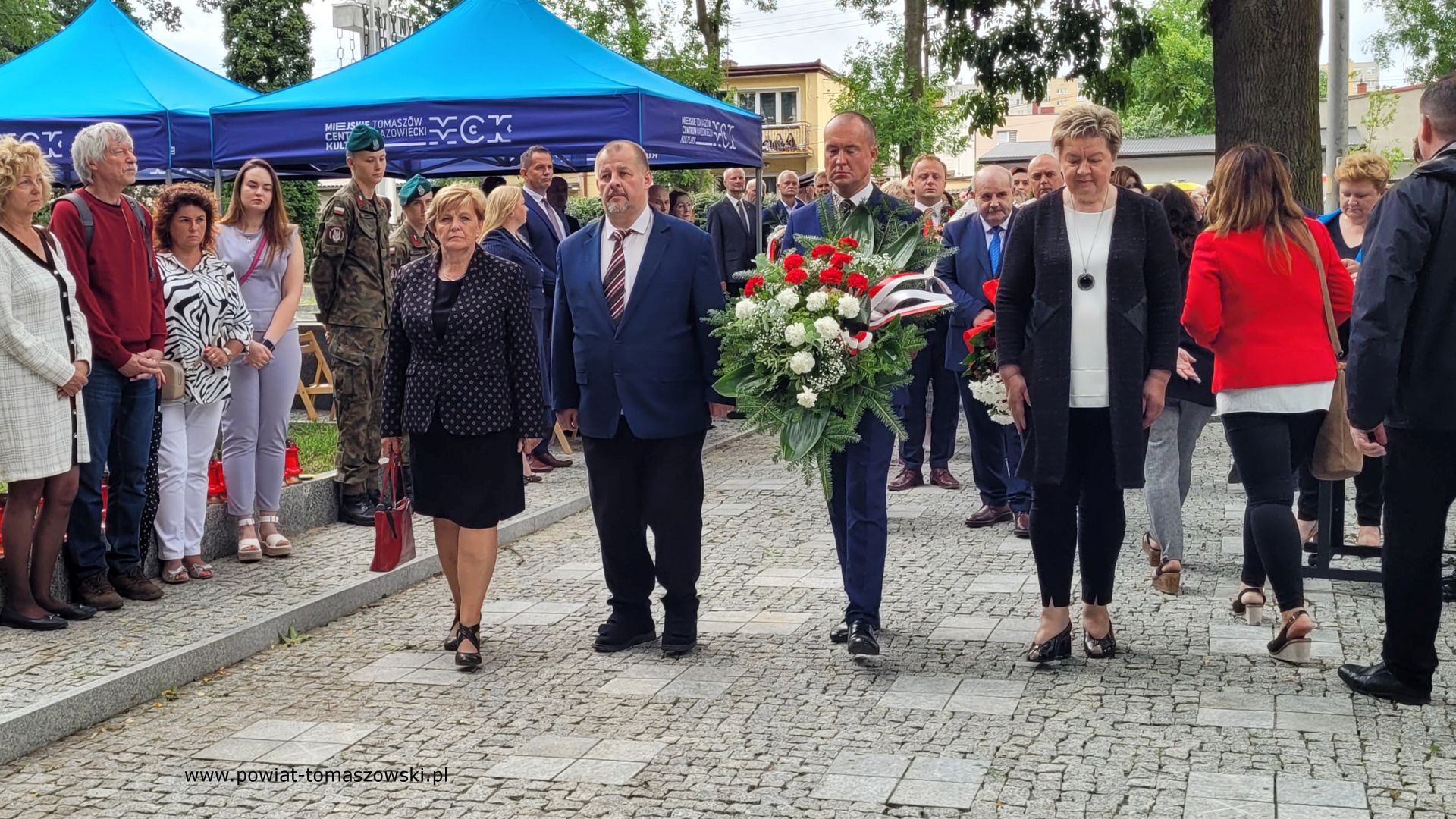 Na zdjęciu: uczestnicy uroczystości upamiętniających 79. rocznicę wybuchu powstania warszawskiego, kt&oacute;re odbyły się na&nbsp;Cmentarzu Wojennym w&nbsp;Tomaszowie Mazowieckim we wtorek, 1 sierpnia 2023 roku, 