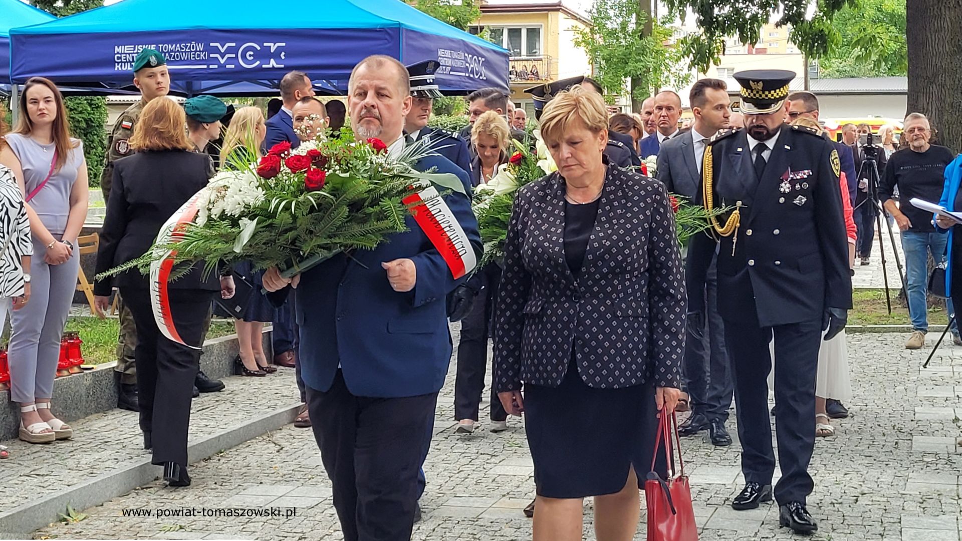Na zdjęciu: uczestnicy uroczystości upamiętniających 79. rocznicę wybuchu powstania warszawskiego, kt&oacute;re odbyły się na&nbsp;Cmentarzu Wojennym w&nbsp;Tomaszowie Mazowieckim we wtorek, 1 sierpnia 2023 roku, 