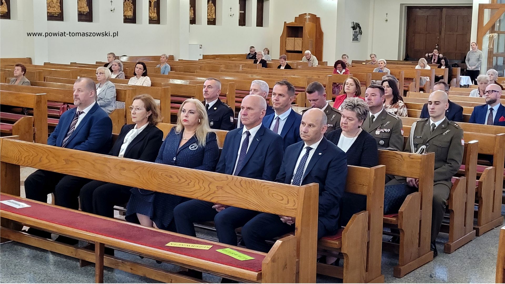 Na zdjęciu: uczestnicy uroczystości upamiętniających 79. rocznicę wybuchu powstania warszawskiego, kt&oacute;re odbyły się na&nbsp;Cmentarzu Wojennym w&nbsp;Tomaszowie Mazowieckim we wtorek, 1 sierpnia 2023 roku, 