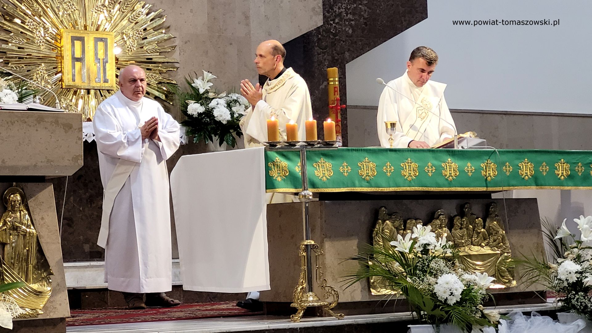 Na zdjęciu: uczestnicy uroczystości upamiętniających 79. rocznicę wybuchu powstania warszawskiego, kt&oacute;re odbyły się na&nbsp;Cmentarzu Wojennym w&nbsp;Tomaszowie Mazowieckim we wtorek, 1 sierpnia 2023 roku, 