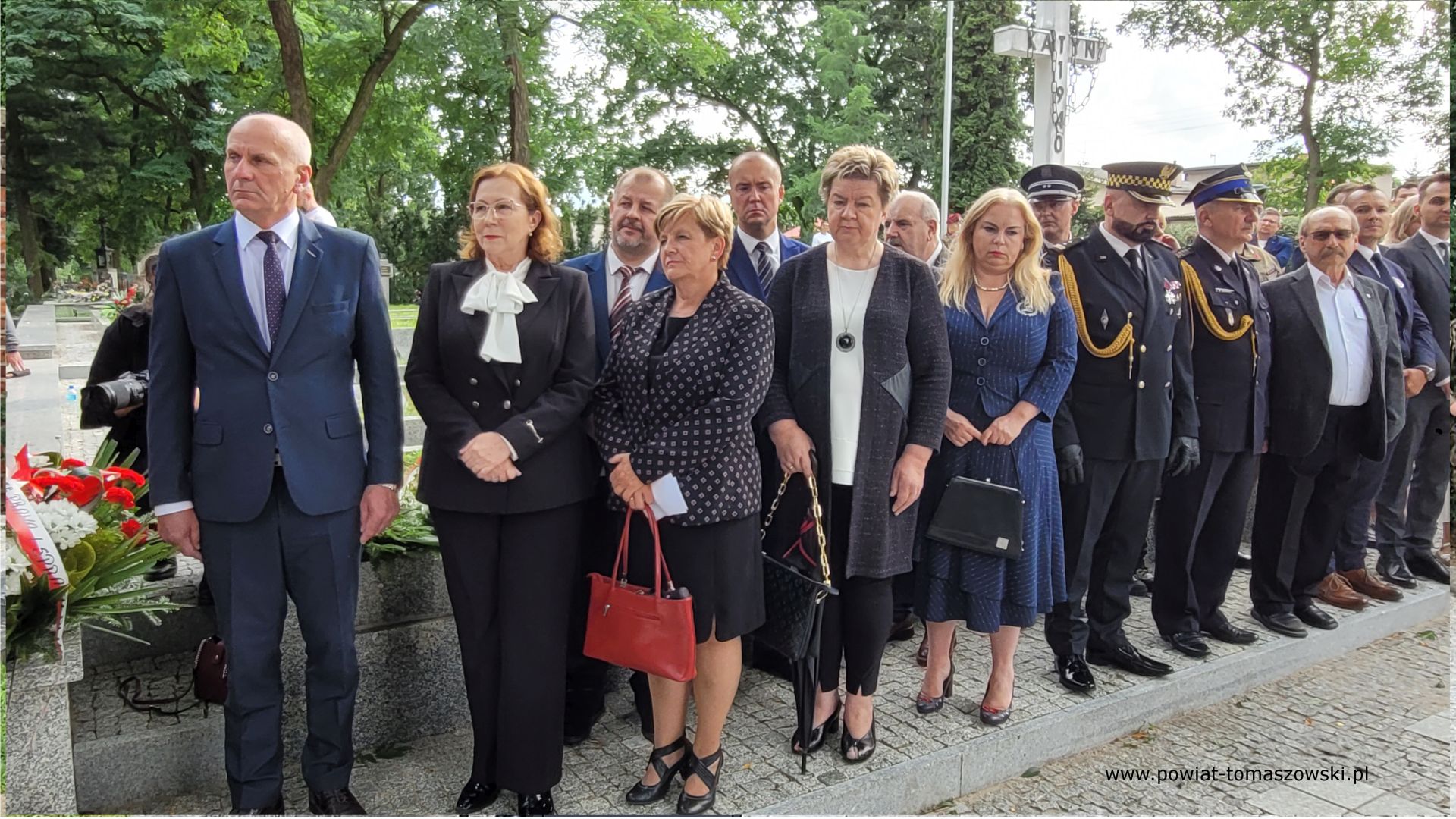 Na zdjęciu: uczestnicy uroczystości upamiętniających 79. rocznicę wybuchu powstania warszawskiego, kt&oacute;re odbyły się na&nbsp;Cmentarzu Wojennym w&nbsp;Tomaszowie Mazowieckim we wtorek, 1 sierpnia 2023 roku, 