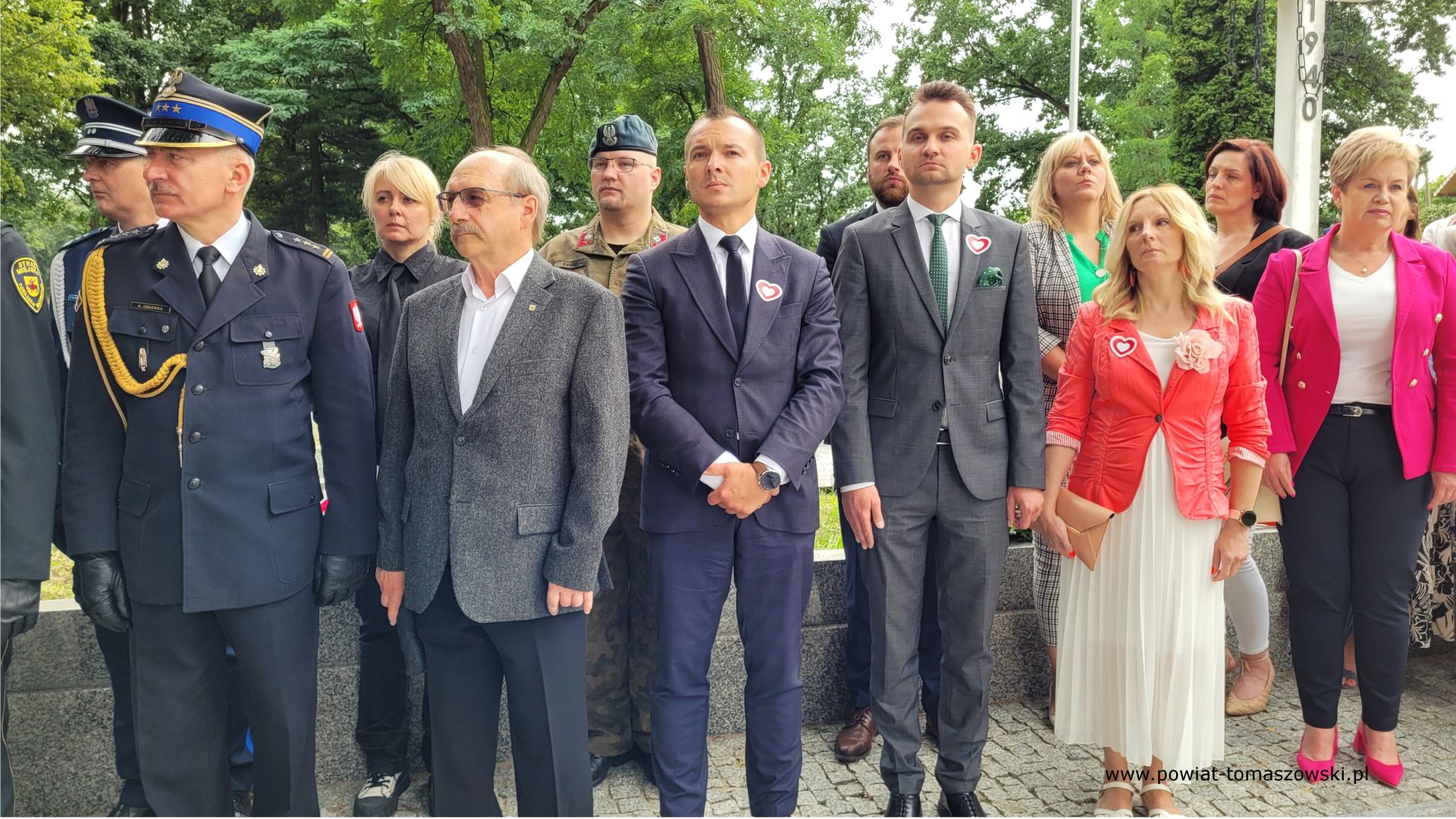 Na zdjęciu: uczestnicy uroczystości upamiętniających 79. rocznicę wybuchu powstania warszawskiego, kt&oacute;re odbyły się na&nbsp;Cmentarzu Wojennym w&nbsp;Tomaszowie Mazowieckim we wtorek, 1 sierpnia 2023 roku, 