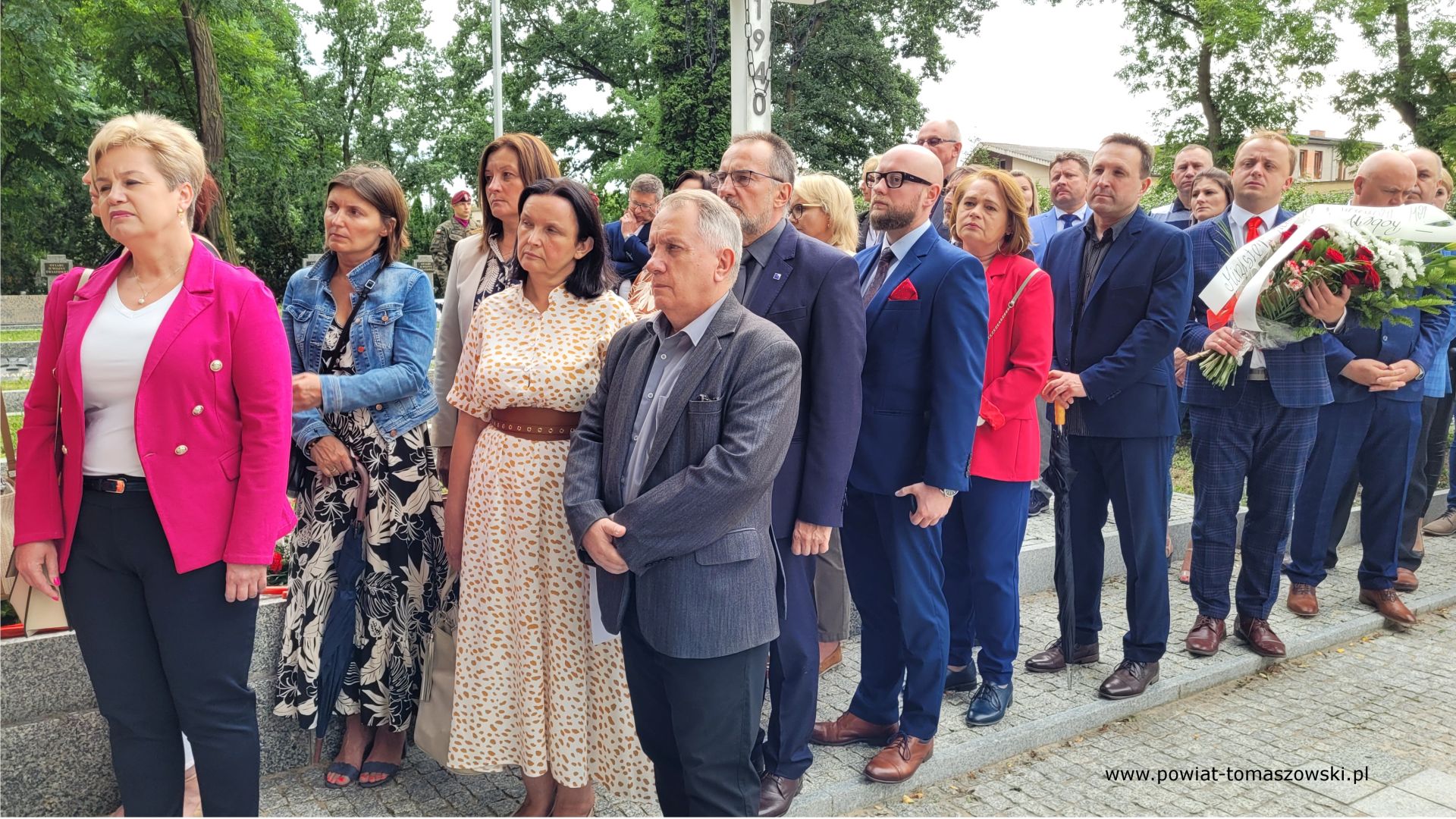 Na zdjęciu: uczestnicy uroczystości upamiętniających 79. rocznicę wybuchu powstania warszawskiego, kt&oacute;re odbyły się na&nbsp;Cmentarzu Wojennym w&nbsp;Tomaszowie Mazowieckim we wtorek, 1 sierpnia 2023 roku, 