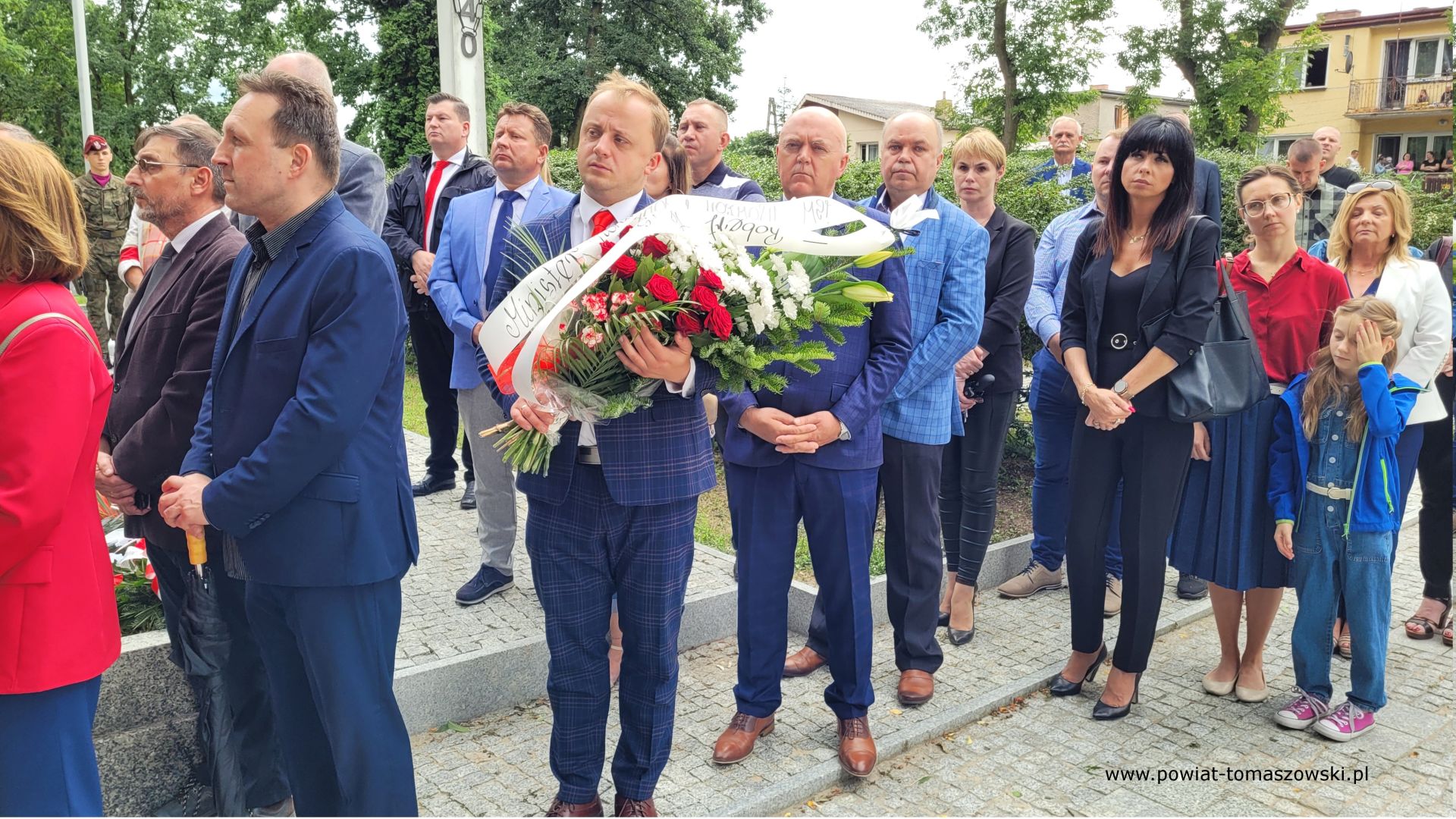 Na zdjęciu: uczestnicy uroczystości upamiętniających 79. rocznicę wybuchu powstania warszawskiego, kt&oacute;re odbyły się na&nbsp;Cmentarzu Wojennym w&nbsp;Tomaszowie Mazowieckim we wtorek, 1 sierpnia 2023 roku, 