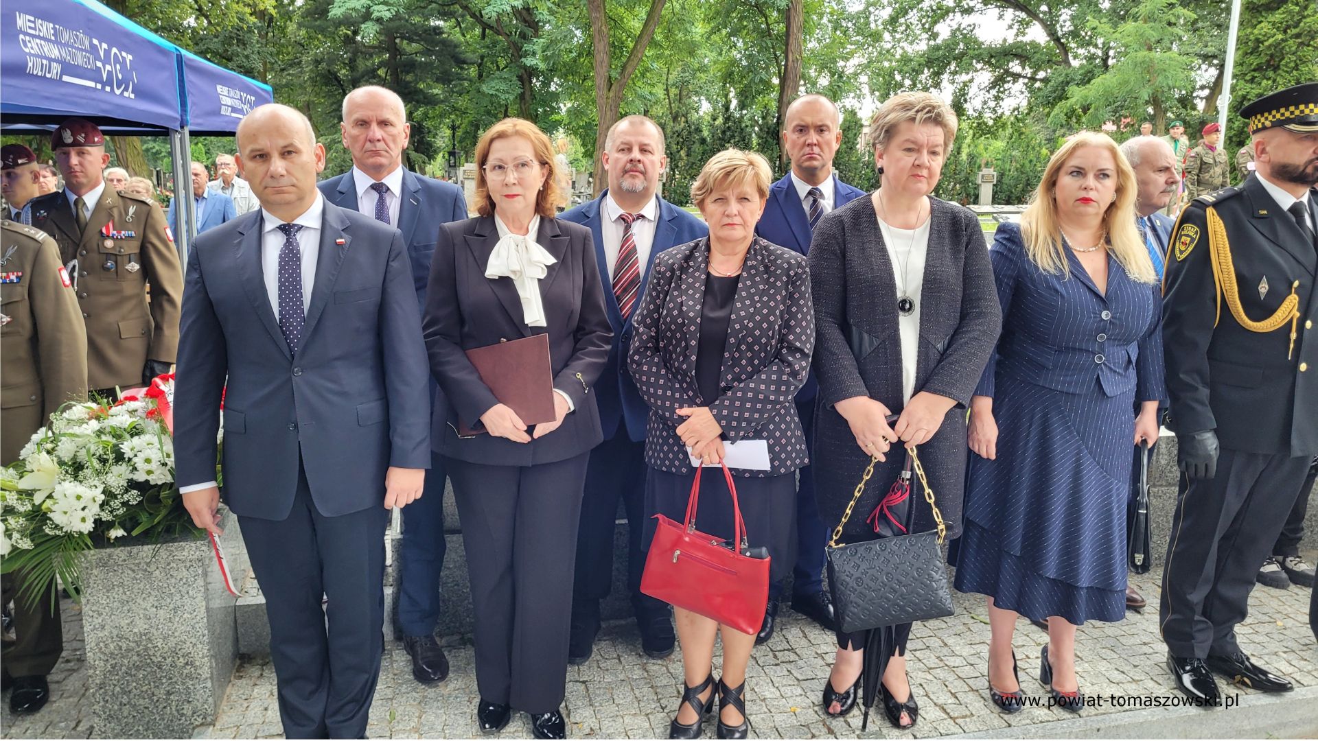 Na zdjęciu: uczestnicy uroczystości upamiętniających 79. rocznicę wybuchu powstania warszawskiego, kt&oacute;re odbyły się na&nbsp;Cmentarzu Wojennym w&nbsp;Tomaszowie Mazowieckim we wtorek, 1 sierpnia 2023 roku, 