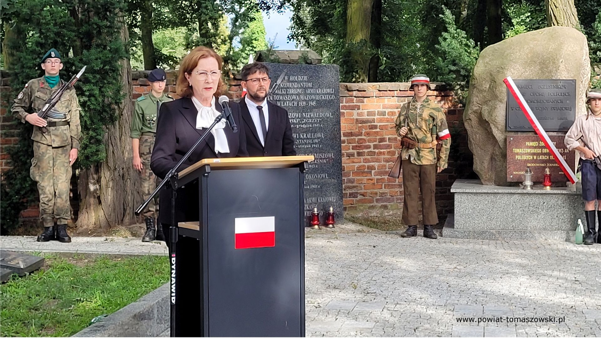 Na zdjęciu: uczestnicy uroczystości upamiętniających 79. rocznicę wybuchu powstania warszawskiego, kt&oacute;re odbyły się na&nbsp;Cmentarzu Wojennym w&nbsp;Tomaszowie Mazowieckim we wtorek, 1 sierpnia 2023 roku, 