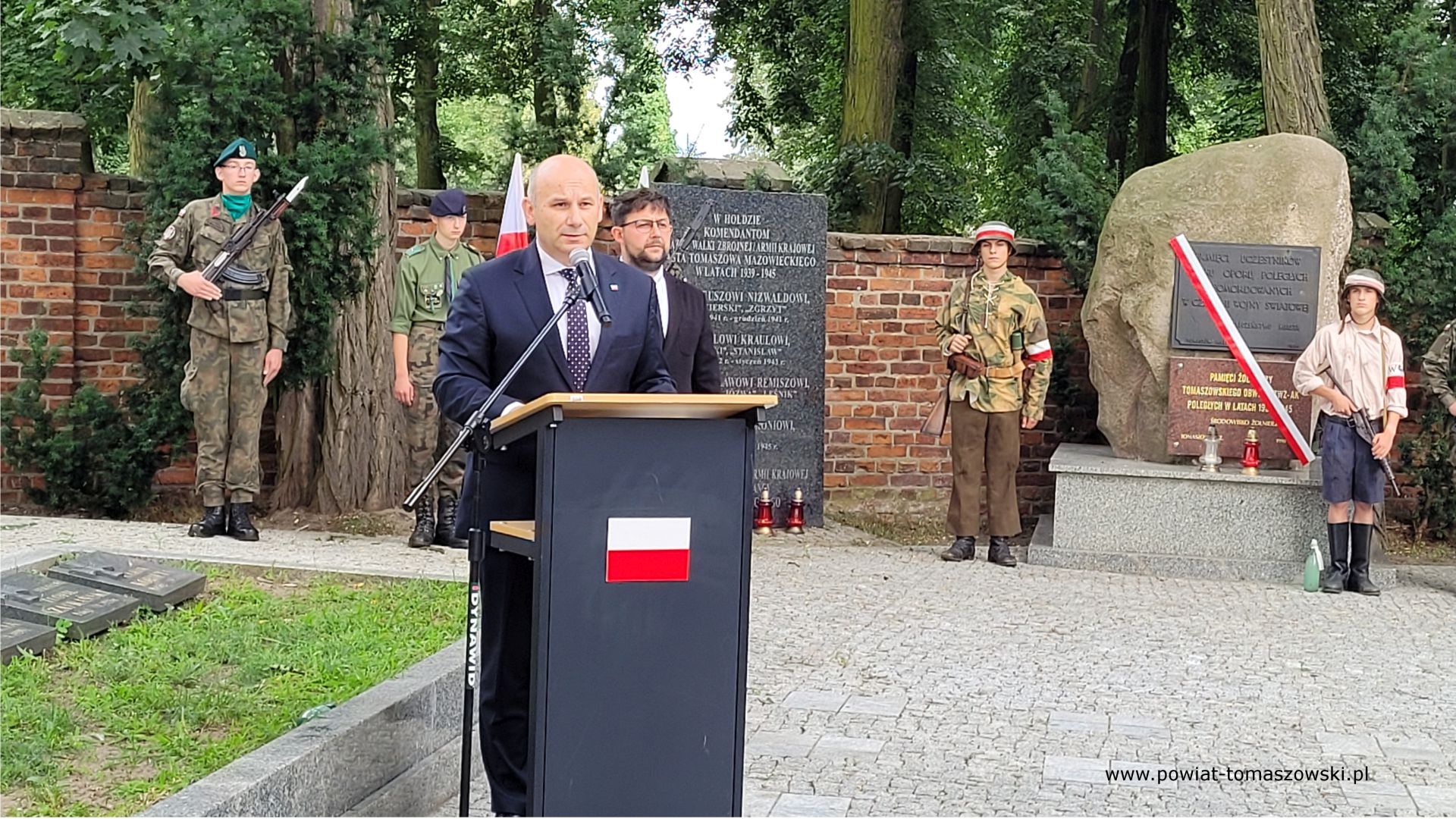 Na zdjęciu: uczestnicy uroczystości upamiętniających 79. rocznicę wybuchu powstania warszawskiego, kt&oacute;re odbyły się na&nbsp;Cmentarzu Wojennym w&nbsp;Tomaszowie Mazowieckim we wtorek, 1 sierpnia 2023 roku, 