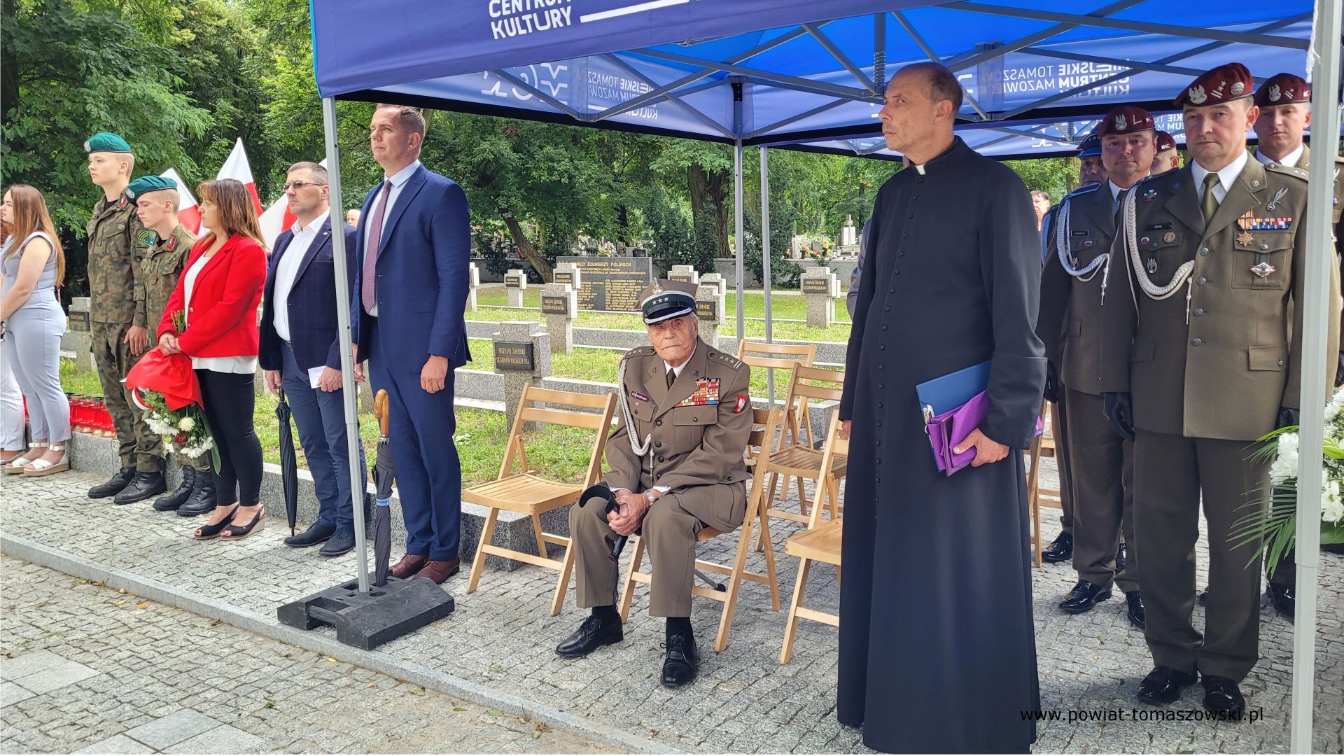 Na zdjęciu: uczestnicy uroczystości upamiętniających 79. rocznicę wybuchu powstania warszawskiego, kt&oacute;re odbyły się na&nbsp;Cmentarzu Wojennym w&nbsp;Tomaszowie Mazowieckim we wtorek, 1 sierpnia 2023 roku, 