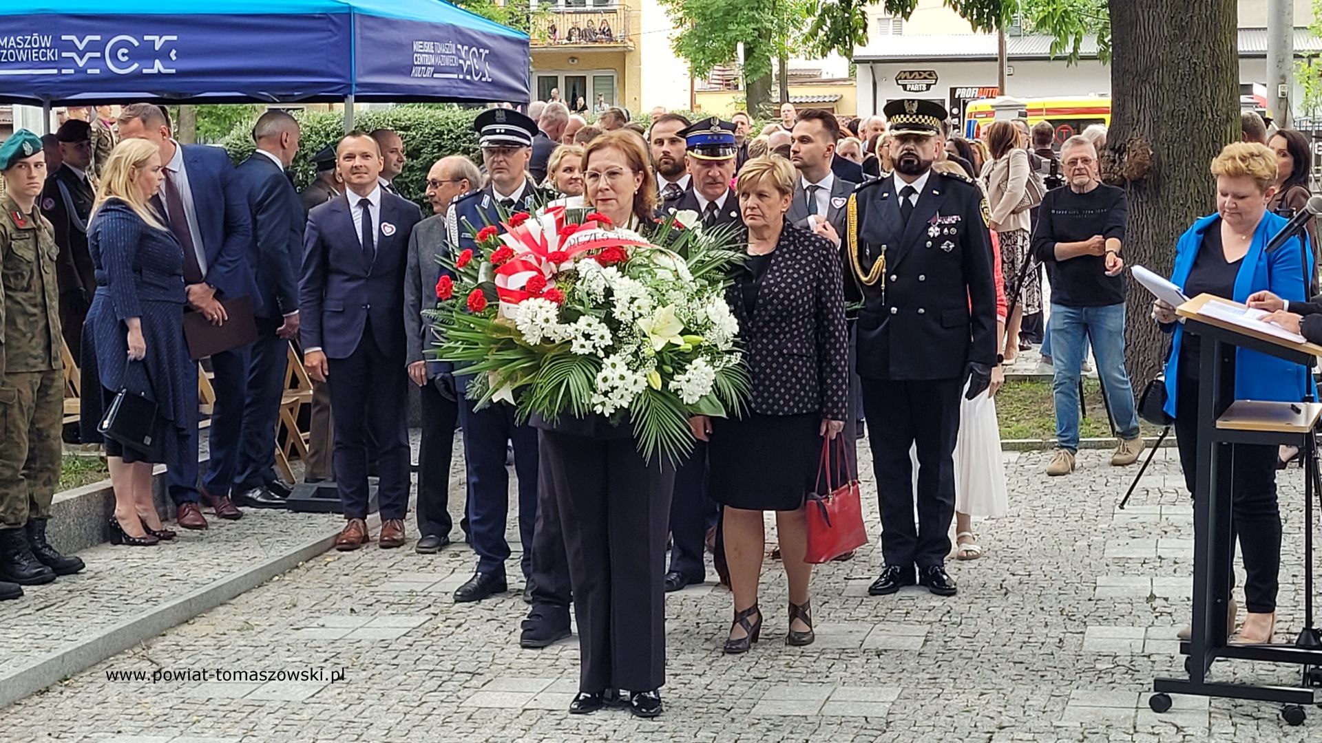 Na zdjęciu: uczestnicy uroczystości upamiętniających 79. rocznicę wybuchu powstania warszawskiego, kt&oacute;re odbyły się na&nbsp;Cmentarzu Wojennym w&nbsp;Tomaszowie Mazowieckim we wtorek, 1 sierpnia 2023 roku, 
