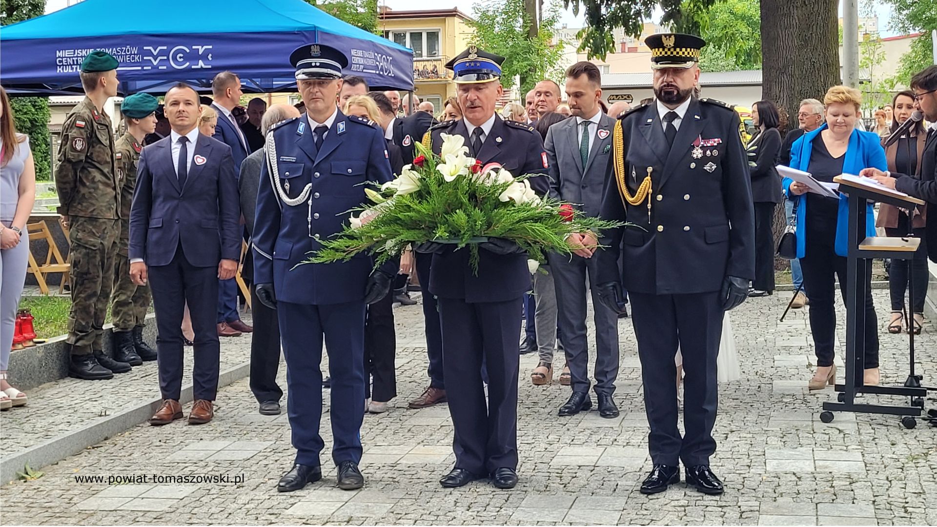 Na zdjęciu: uczestnicy uroczystości upamiętniających 79. rocznicę wybuchu powstania warszawskiego, kt&oacute;re odbyły się na&nbsp;Cmentarzu Wojennym w&nbsp;Tomaszowie Mazowieckim we wtorek, 1 sierpnia 2023 roku, 