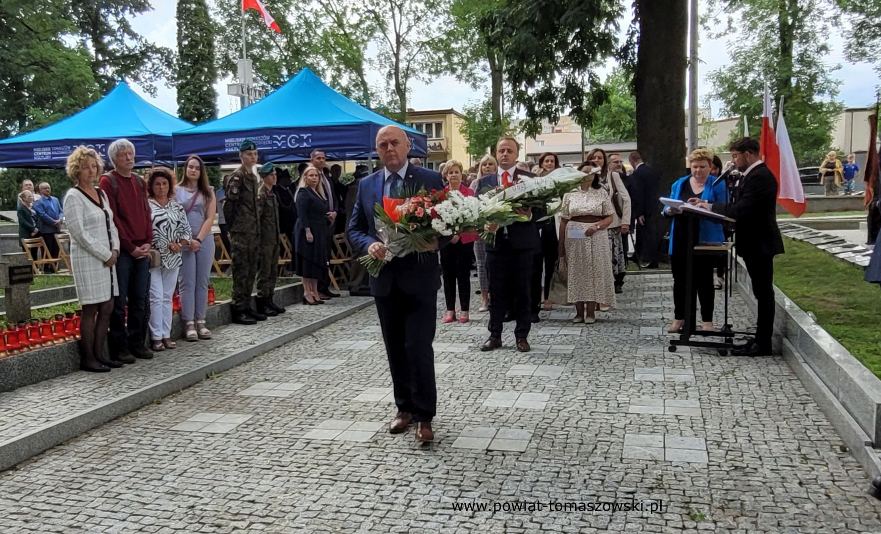 Na zdjęciu: uczestnicy uroczystości upamiętniających 79. rocznicę wybuchu powstania warszawskiego, kt&oacute;re odbyły się na&nbsp;Cmentarzu Wojennym w&nbsp;Tomaszowie Mazowieckim we wtorek, 1 sierpnia 2023 roku, 