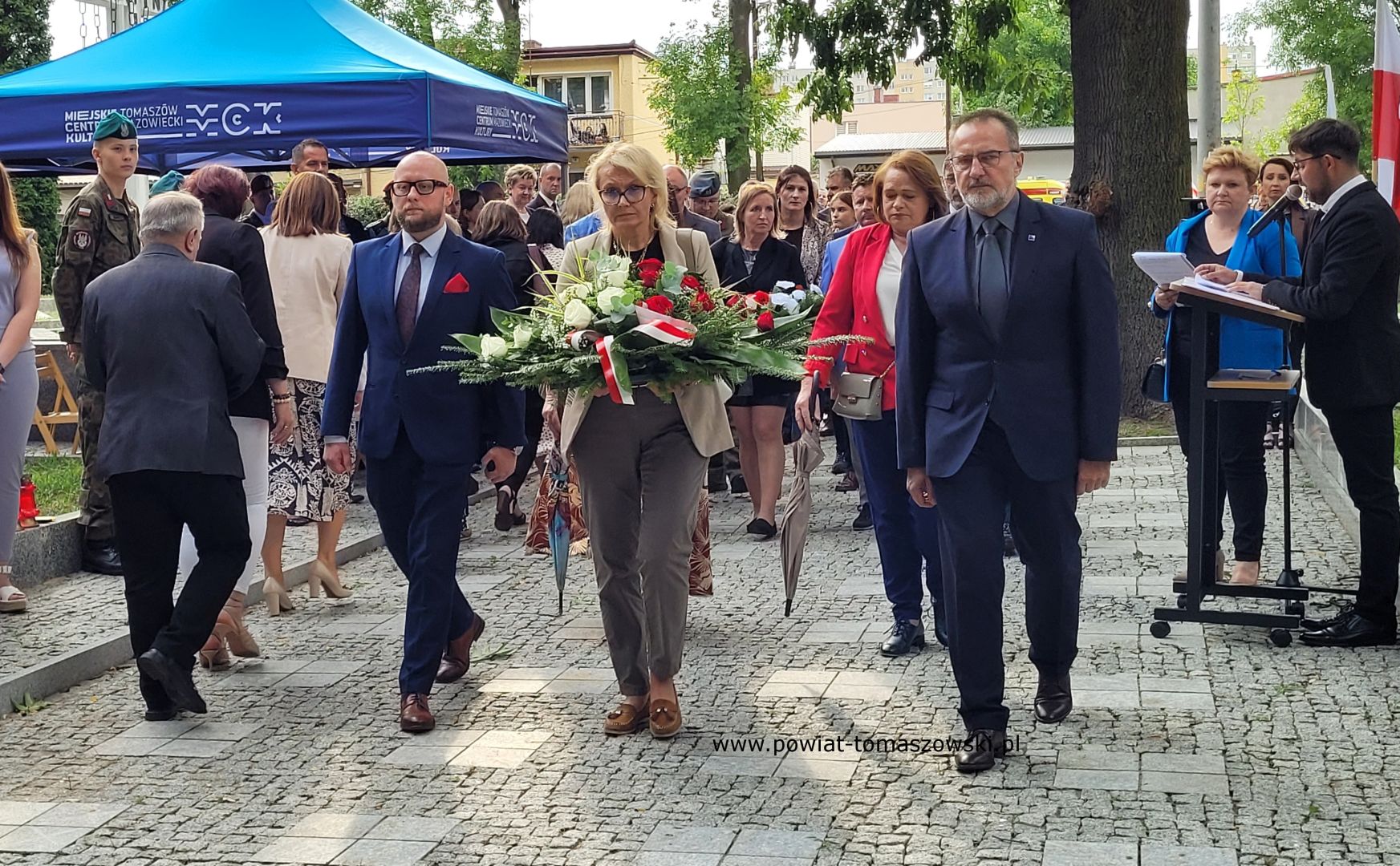 Na zdjęciu: uczestnicy uroczystości upamiętniających 79. rocznicę wybuchu powstania warszawskiego, kt&oacute;re odbyły się na&nbsp;Cmentarzu Wojennym w&nbsp;Tomaszowie Mazowieckim we wtorek, 1 sierpnia 2023 roku, 