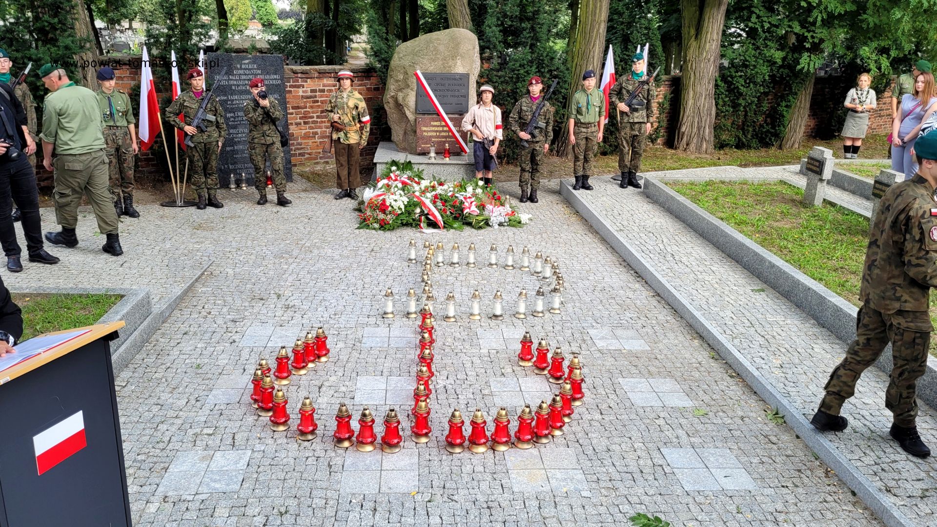 Na zdjęciu: uczestnicy uroczystości upamiętniających 79. rocznicę wybuchu powstania warszawskiego, kt&oacute;re odbyły się na&nbsp;Cmentarzu Wojennym w&nbsp;Tomaszowie Mazowieckim we wtorek, 1 sierpnia 2023 roku, 