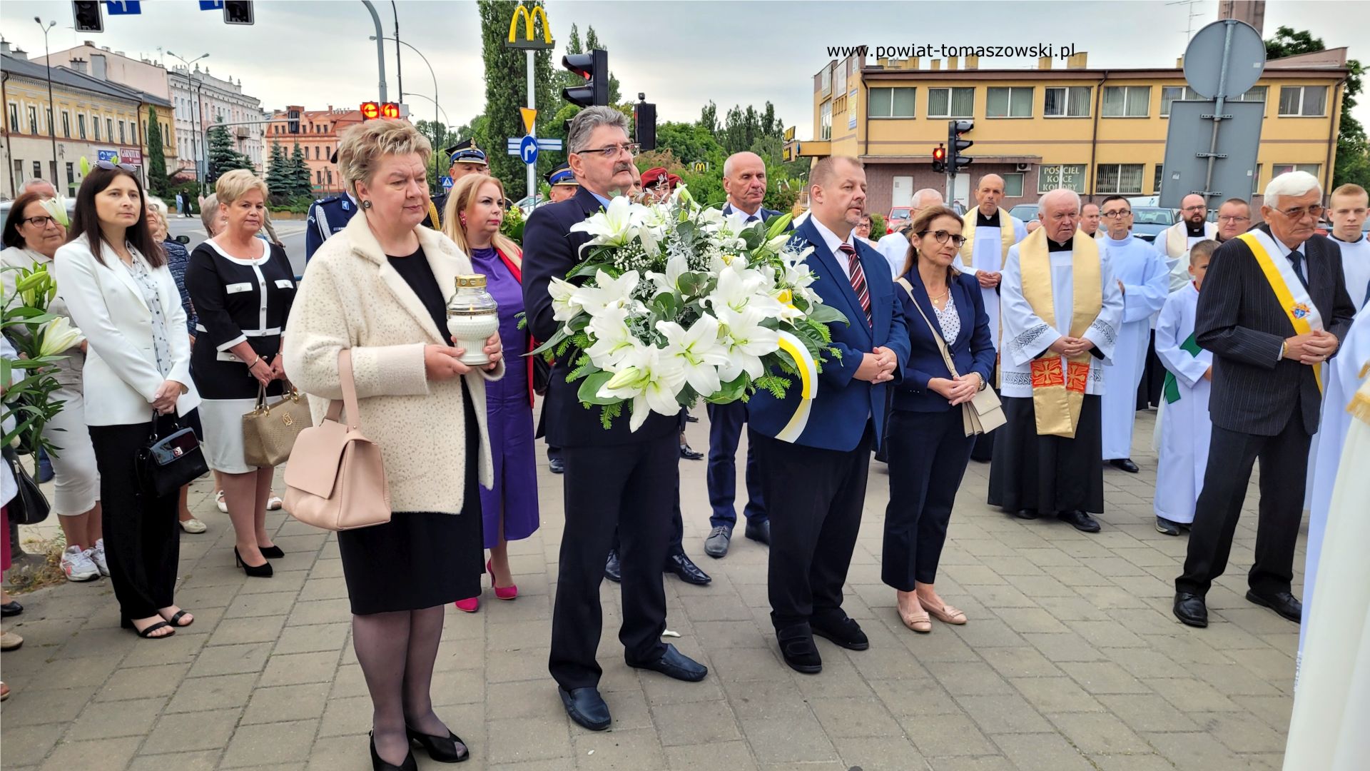 Na zdjęciu: uczestnicy uroczystości zorganizowanych z&nbsp;okazji Dni Antoniańskich, kt&oacute;re odbyły się w&nbsp;Tomaszowie Mazowieckim we wtorek, 13 czerwca 2023 roku, 