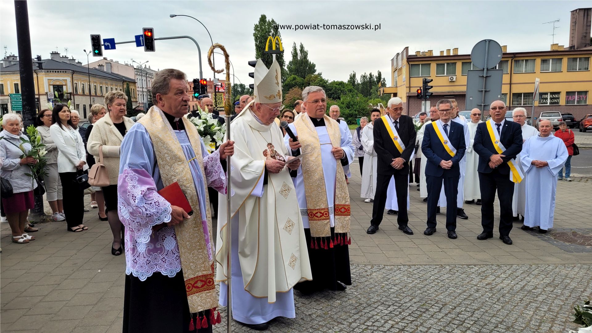 Na zdjęciu: uczestnicy uroczystości zorganizowanych z&nbsp;okazji Dni Antoniańskich, kt&oacute;re odbyły się w&nbsp;Tomaszowie Mazowieckim we wtorek, 13 czerwca 2023 roku, 