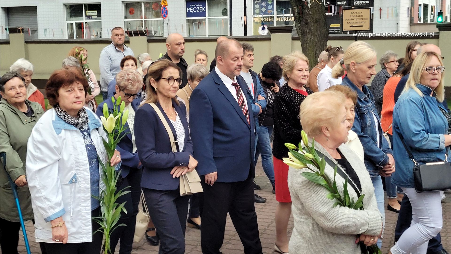 Na zdjęciu: uczestnicy uroczystości zorganizowanych z&nbsp;okazji Dni Antoniańskich, kt&oacute;re odbyły się w&nbsp;Tomaszowie Mazowieckim we wtorek, 13 czerwca 2023 roku, 