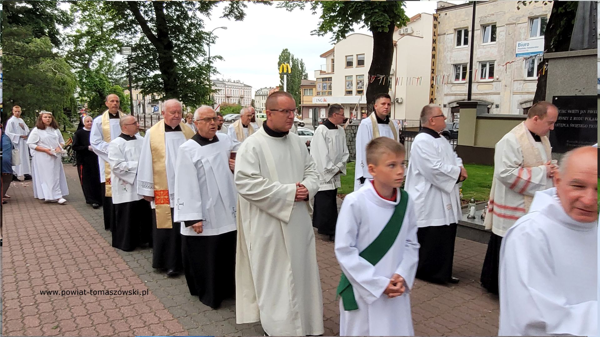 Na zdjęciu: uczestnicy uroczystości zorganizowanych z&nbsp;okazji Dni Antoniańskich, kt&oacute;re odbyły się w&nbsp;Tomaszowie Mazowieckim we wtorek, 13 czerwca 2023 roku, 