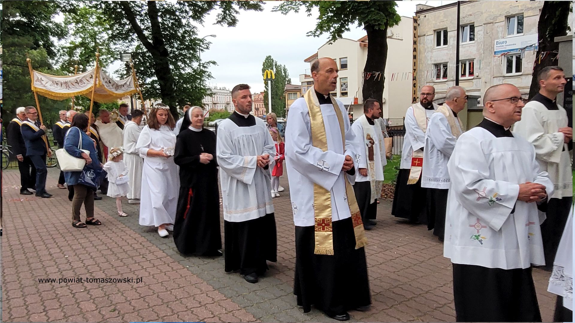 Na zdjęciu: uczestnicy uroczystości zorganizowanych z&nbsp;okazji Dni Antoniańskich, kt&oacute;re odbyły się w&nbsp;Tomaszowie Mazowieckim we wtorek, 13 czerwca 2023 roku, 