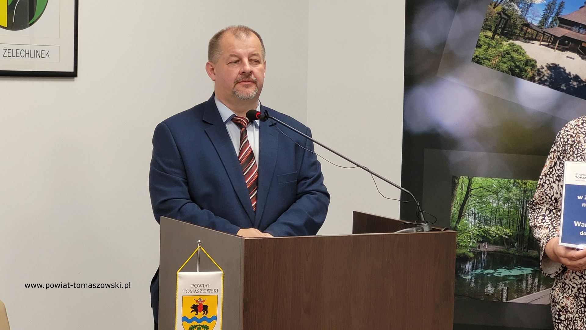 Na zdjęciu: Mariusz Węgrzynowski &ndash; Starosta Powiatu Tomaszowskiego, podczas konferencji prasowej poświęconej dofinansowaniu ekopracowni w&nbsp;szkołach ponadpodstawowych oraz&nbsp;dofinansowaniu na&nbsp;zakup książek do szkolnych bibliotek, kt&oacute;ra odbyła się w&nbsp;poniedziałek, 31 lipca 2023 roku, w&nbsp;sali konferencyjnej w&nbsp;Starostwie Powiatowym w&nbsp;Tomaszowie Mazowieckim