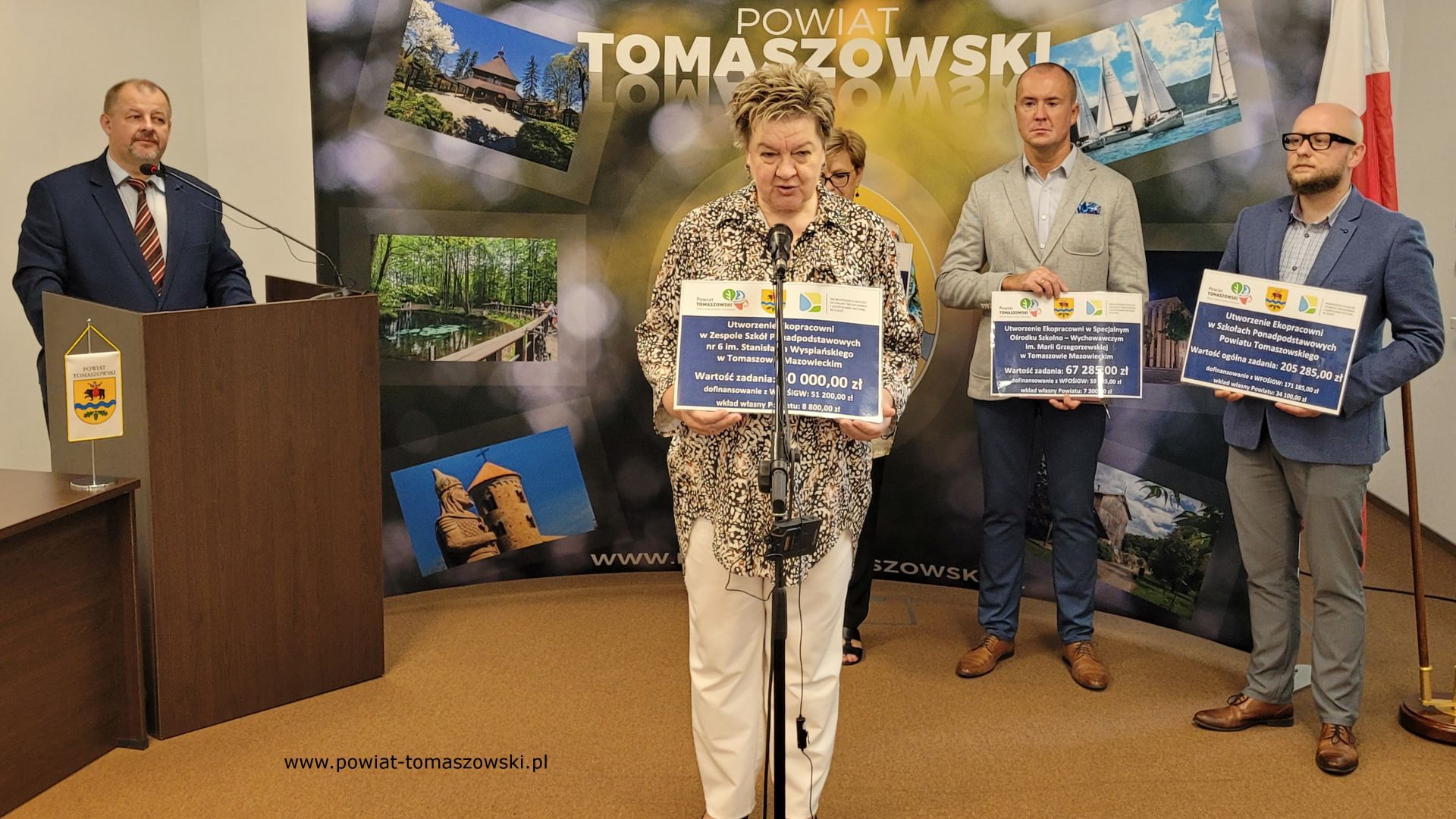 Na zdjęciu: uczestnicy konferencji prasowej poświęconej dofinansowaniu ekopracowni w&nbsp;szkołach ponadpodstawowych oraz&nbsp;dofinansowaniu na&nbsp;zakup książek do szkolnych bibliotek, kt&oacute;ra odbyła się w&nbsp;poniedziałek, 31 lipca 2023 roku, w&nbsp;sali konferencyjnej w&nbsp;Starostwie Powiatowym w&nbsp;Tomaszowie Mazowieckim