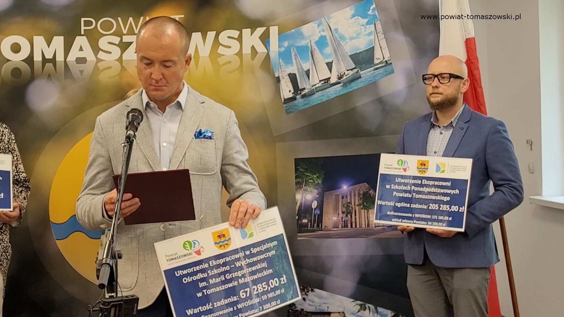 Na zdjęciu: uczestnicy konferencji prasowej poświęconej dofinansowaniu ekopracowni w&nbsp;szkołach ponadpodstawowych oraz&nbsp;dofinansowaniu na&nbsp;zakup książek do szkolnych bibliotek, kt&oacute;ra odbyła się w&nbsp;poniedziałek, 31 lipca 2023 roku, w&nbsp;sali konferencyjnej w&nbsp;Starostwie Powiatowym w&nbsp;Tomaszowie Mazowieckim