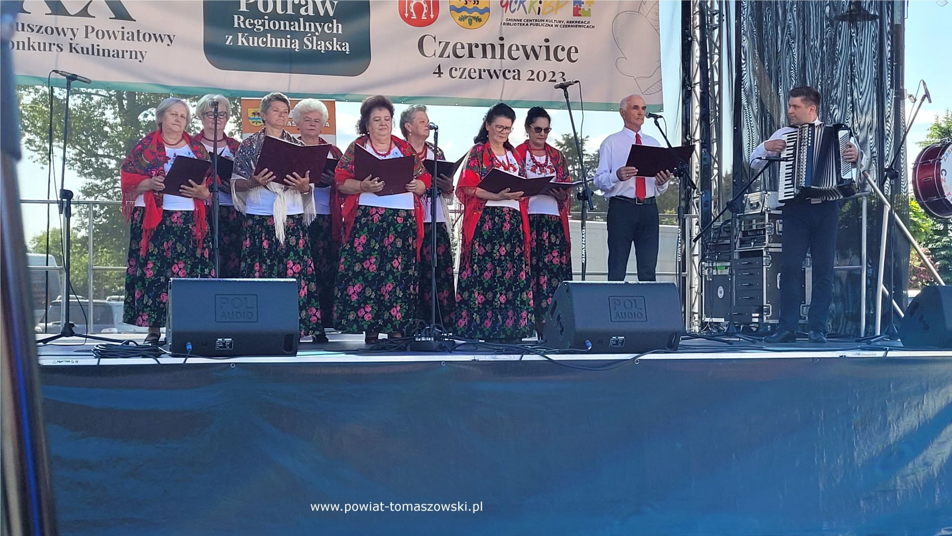 Na zdjęciu: uczestnicy XX Powiatowego Konkursu Potraw Regionalnych, który odbył się w niedzielę, 6 czerwca 2023 roku, w Czerniewicach