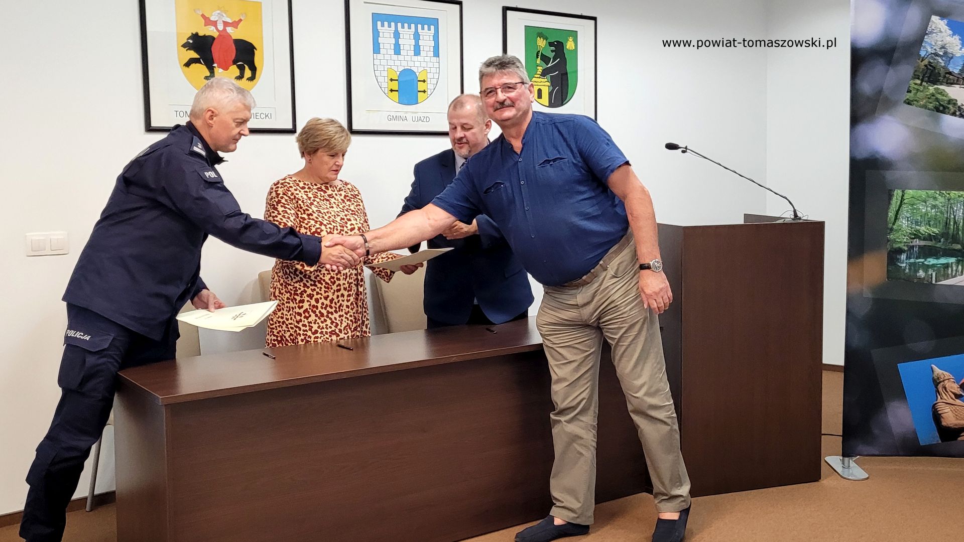 Na zdjęciu: uczestnicy konferencji prasowej, podczas kt&oacute;rej podpisane zostało porozumienie z&nbsp;Komendą Powiatową Policji w&nbsp;sprawie dofinansowania zakupu radiowozu, kt&oacute;ra odbyła się   w&nbsp;środę, 26 lipca 2023 roku, w&nbsp;sali konferencyjnej w&nbsp;Starostwie Powiatowym w&nbsp;Tomaszowie Mazowieckim