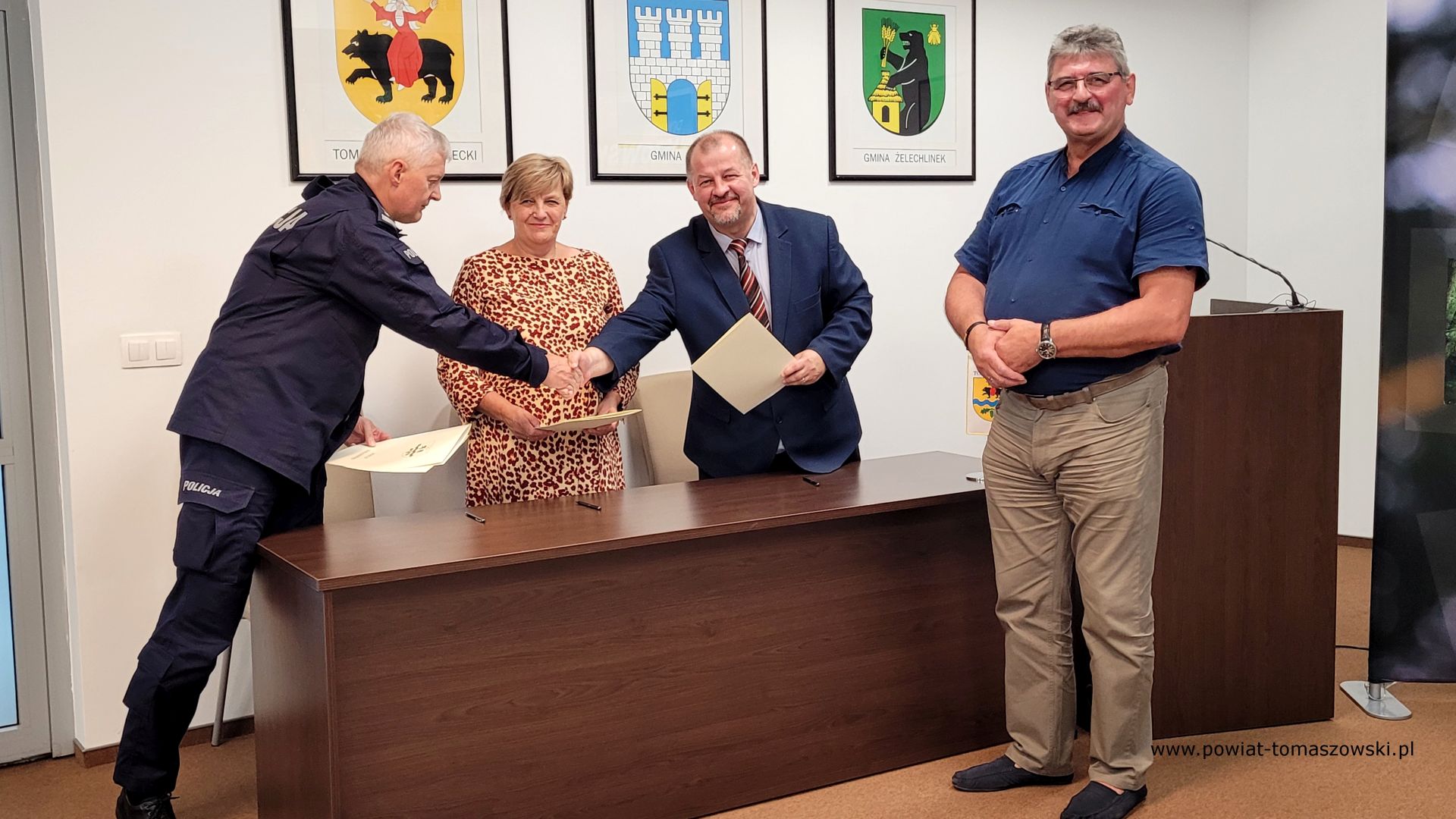 Na zdjęciu: uczestnicy konferencji prasowej, podczas kt&oacute;rej podpisane zostało porozumienie z&nbsp;Komendą Powiatową Policji w&nbsp;sprawie dofinansowania zakupu radiowozu, kt&oacute;ra odbyła się   w&nbsp;środę, 26 lipca 2023 roku, w&nbsp;sali konferencyjnej w&nbsp;Starostwie Powiatowym w&nbsp;Tomaszowie Mazowieckim