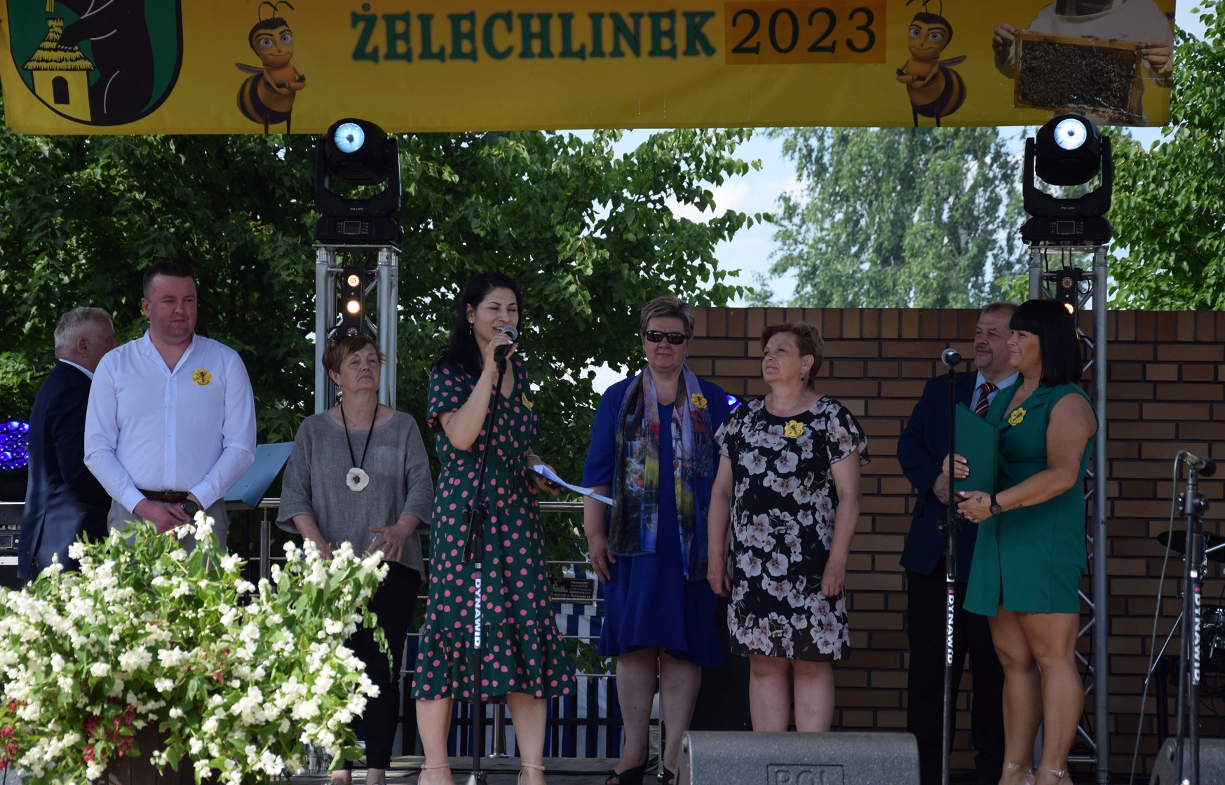 Na zdjęciu: uczestnicy XIV Powiatowego Miodobrania, kt&oacute;re odbyło się w&nbsp;niedzielę, 11 czerwca 2023 roku, w&nbsp;Żelechlinku