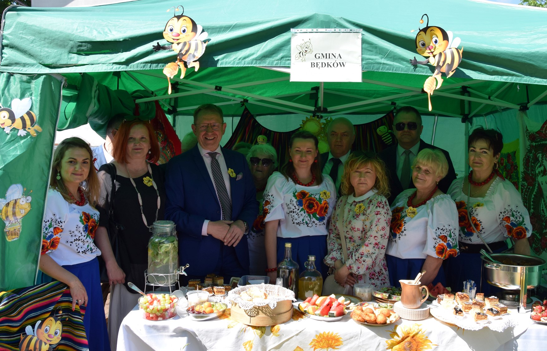 Na zdjęciu: uczestnicy XIV Powiatowego Miodobrania, kt&oacute;re odbyło się w&nbsp;niedzielę, 11 czerwca 2023 roku, w&nbsp;Żelechlinku