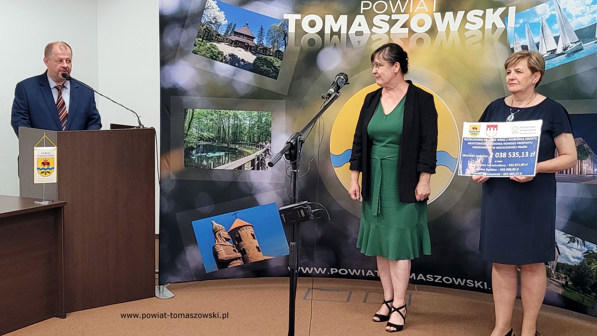 Na zdjęciu: uczestnicy konferencji rasowej dotycząca zadania pod nazwą Rozbudowa drogi Powiatowej 1506E wraz z&nbsp;rozbi&oacute;rką obiektu mostowego i&nbsp;budową nowego przepustu drogowego w&nbsp;miejscowości Prażki na&nbsp;rzece Miazga w&nbsp;gminie Będk&oacute;w, kt&oacute;ra odbyła się w&nbsp;piątek, 9 czerwca 2023 roku, w&nbsp;sali konferencyjnej w&nbsp;Starostwie Powiatowym w&nbsp;Tomaszowie Mazowieckim