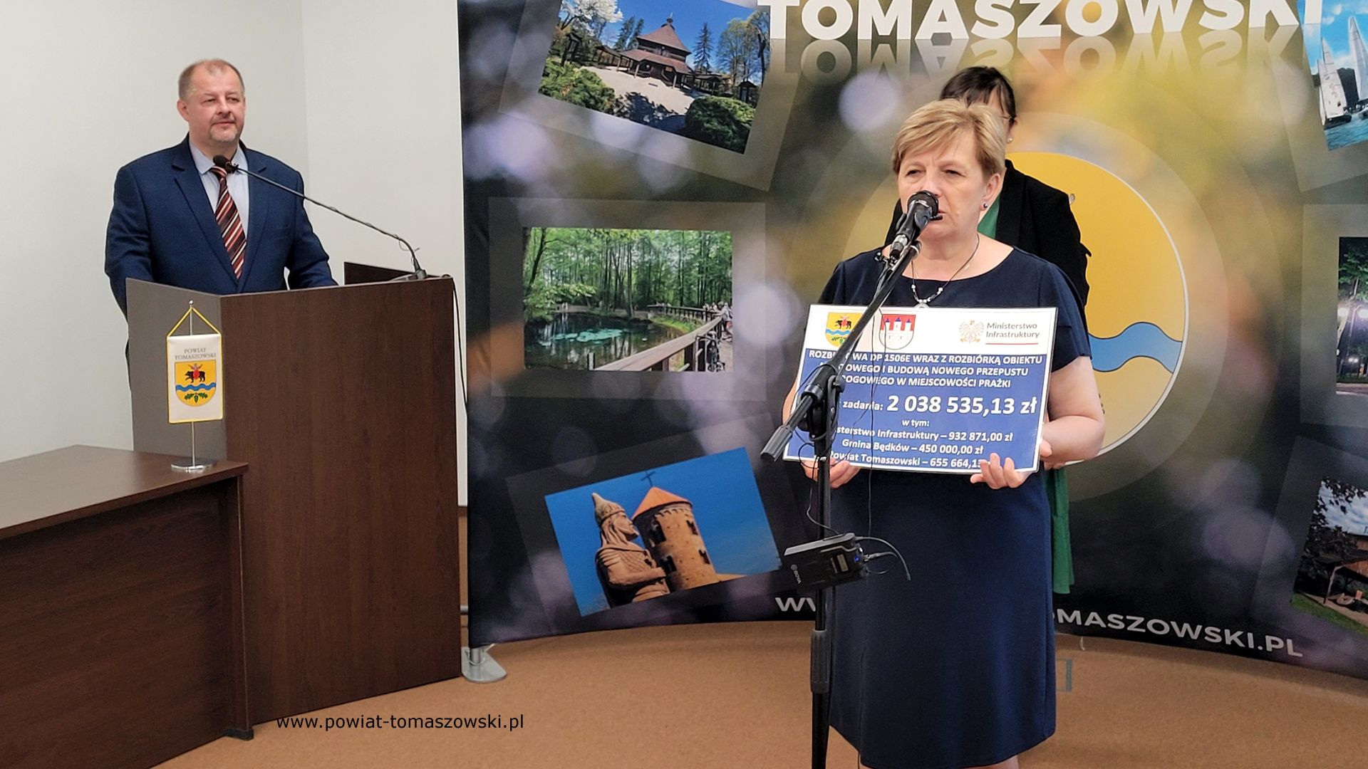 Na zdjęciu: uczestnicy konferencji rasowej dotycząca zadania pod nazwą Rozbudowa drogi Powiatowej 1506E wraz z&nbsp;rozbi&oacute;rką obiektu mostowego i&nbsp;budową nowego przepustu drogowego w&nbsp;miejscowości Prażki na&nbsp;rzece Miazga w&nbsp;gminie Będk&oacute;w, kt&oacute;ra odbyła się w&nbsp;piątek, 9 czerwca 2023 roku, w&nbsp;sali konferencyjnej w&nbsp;Starostwie Powiatowym w&nbsp;Tomaszowie Mazowieckim