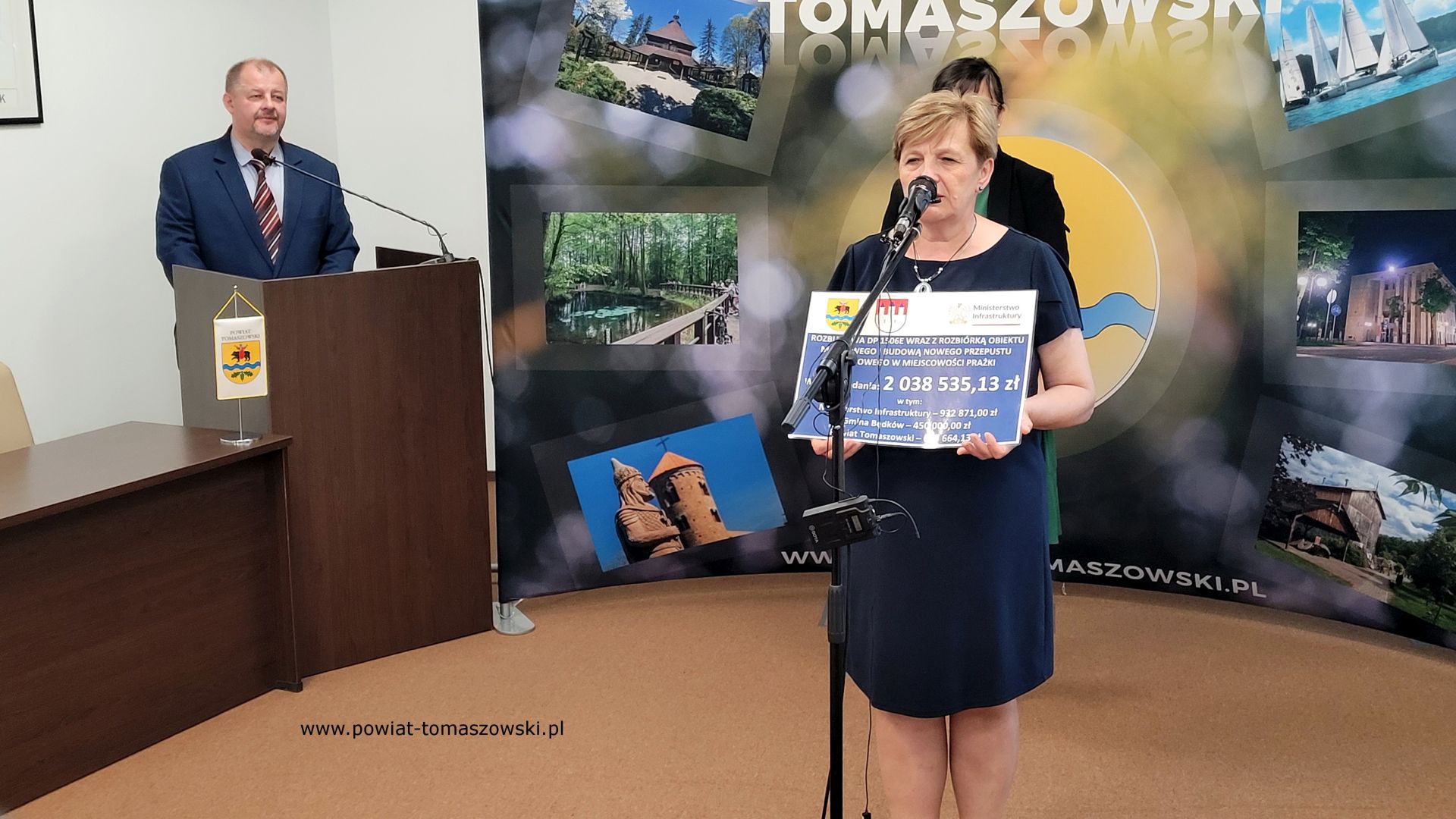 Na zdjęciu: uczestnicy konferencji rasowej dotycząca zadania pod nazwą Rozbudowa drogi Powiatowej 1506E wraz z&nbsp;rozbi&oacute;rką obiektu mostowego i&nbsp;budową nowego przepustu drogowego w&nbsp;miejscowości Prażki na&nbsp;rzece Miazga w&nbsp;gminie Będk&oacute;w, kt&oacute;ra odbyła się w&nbsp;piątek, 9 czerwca 2023 roku, w&nbsp;sali konferencyjnej w&nbsp;Starostwie Powiatowym w&nbsp;Tomaszowie Mazowieckim