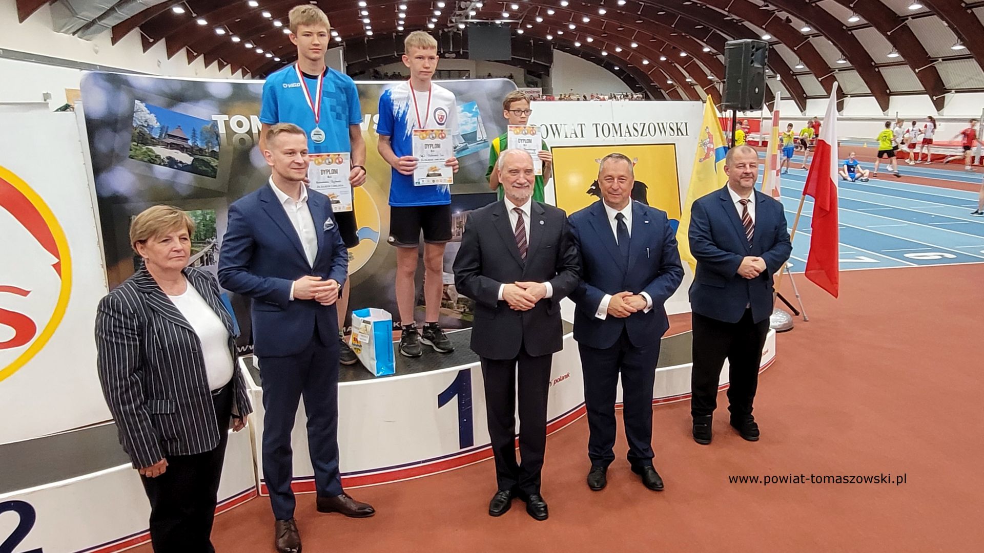 Na zdjęciu: uczestnicy III Olimpiady Powiatu Tomaszowskiego Dzieci i&nbsp;Młodzieży Szkolnej w&nbsp;Lekkiej Atletyce, kt&oacute;ra odbyła się we wtorek, 6 czerwca 2023 roku w&nbsp;Centralnym Ośrodku Sportu &ndash; Ośrodku Przygotowań Olimpijskich w&nbsp;Spale,