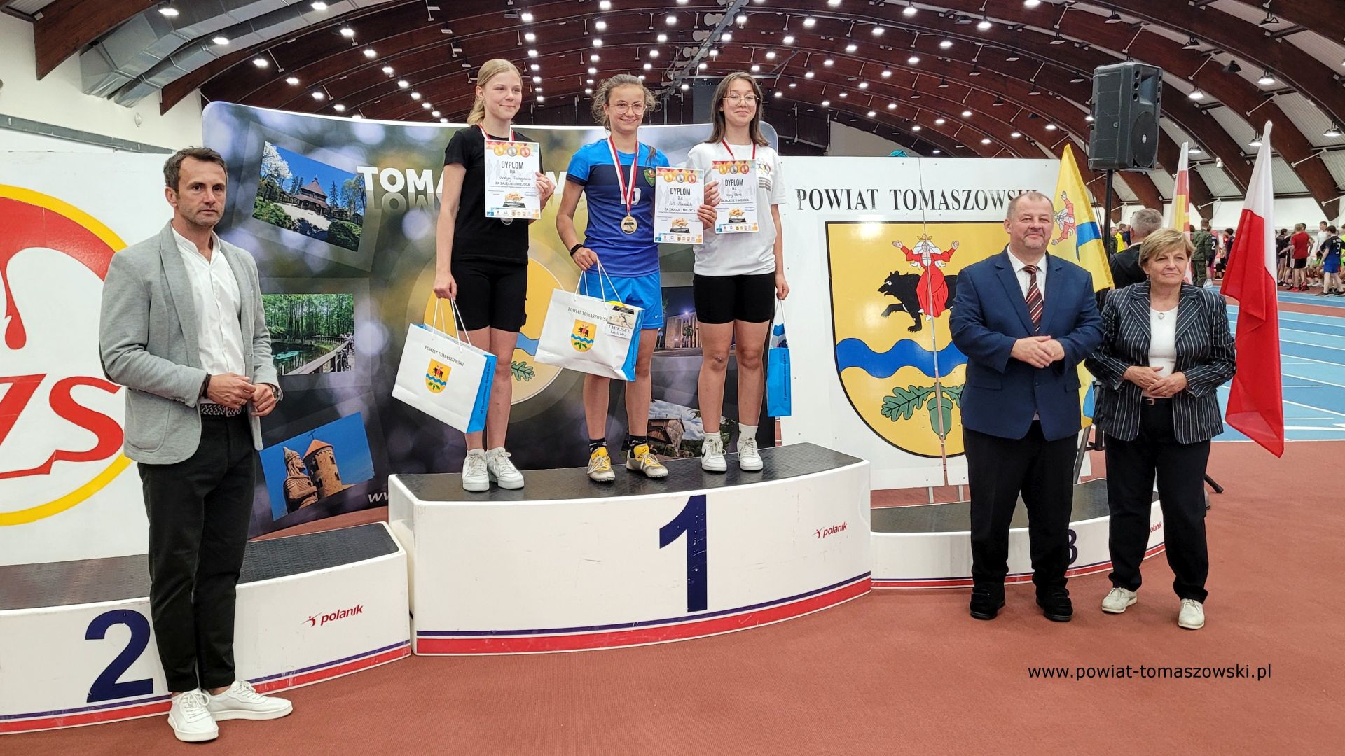 Na zdjęciu: uczestnicy III Olimpiady Powiatu Tomaszowskiego Dzieci i&nbsp;Młodzieży Szkolnej w&nbsp;Lekkiej Atletyce, kt&oacute;ra odbyła się we wtorek, 6 czerwca 2023 roku w&nbsp;Centralnym Ośrodku Sportu &ndash; Ośrodku Przygotowań Olimpijskich w&nbsp;Spale,